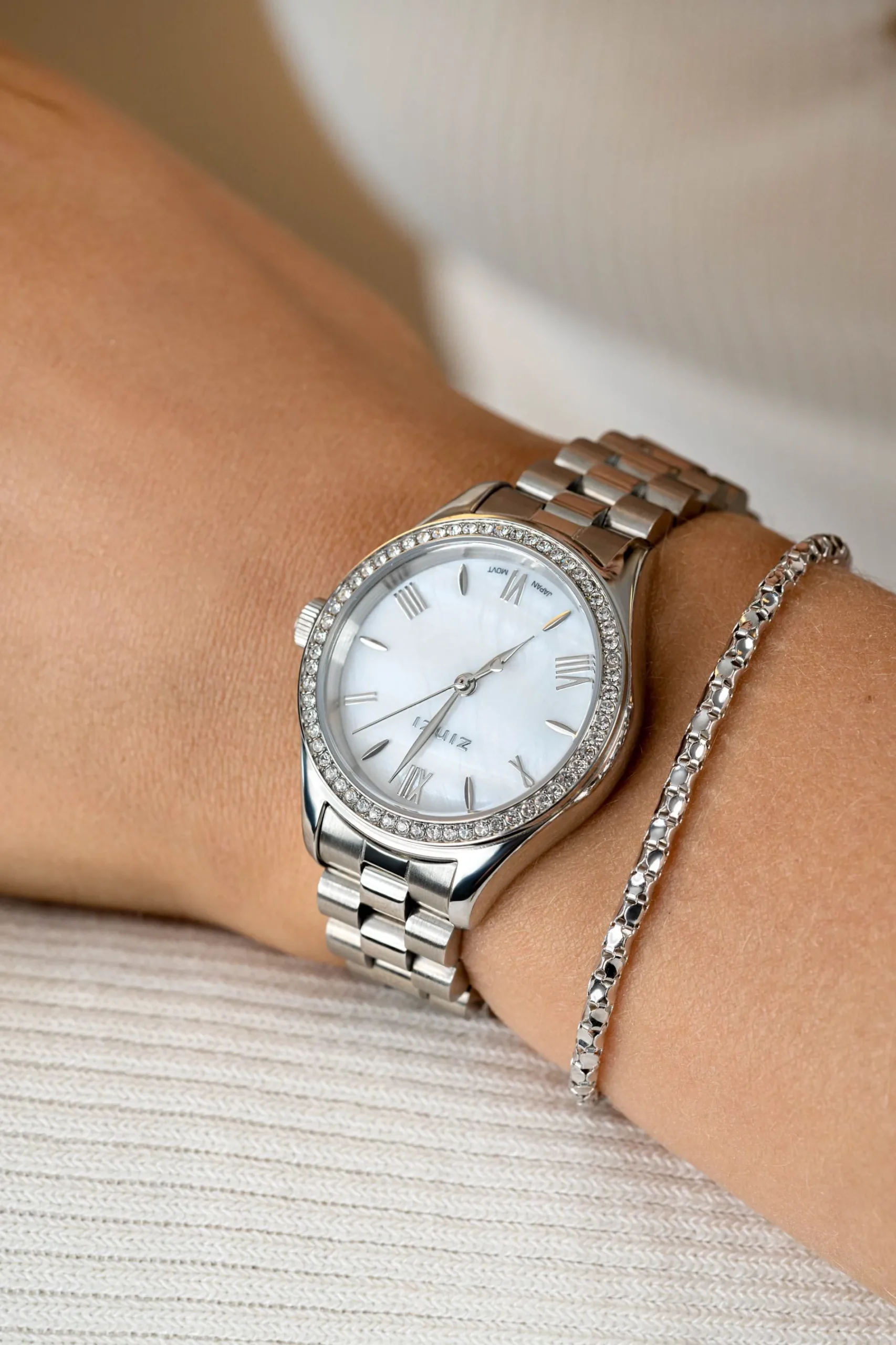 ZINZI Tresor horloge 32mm bezet met witte zirkonia's, parelmoer wijzerplaat en zilverkleurige stalen kast en schakelband ZIW2417