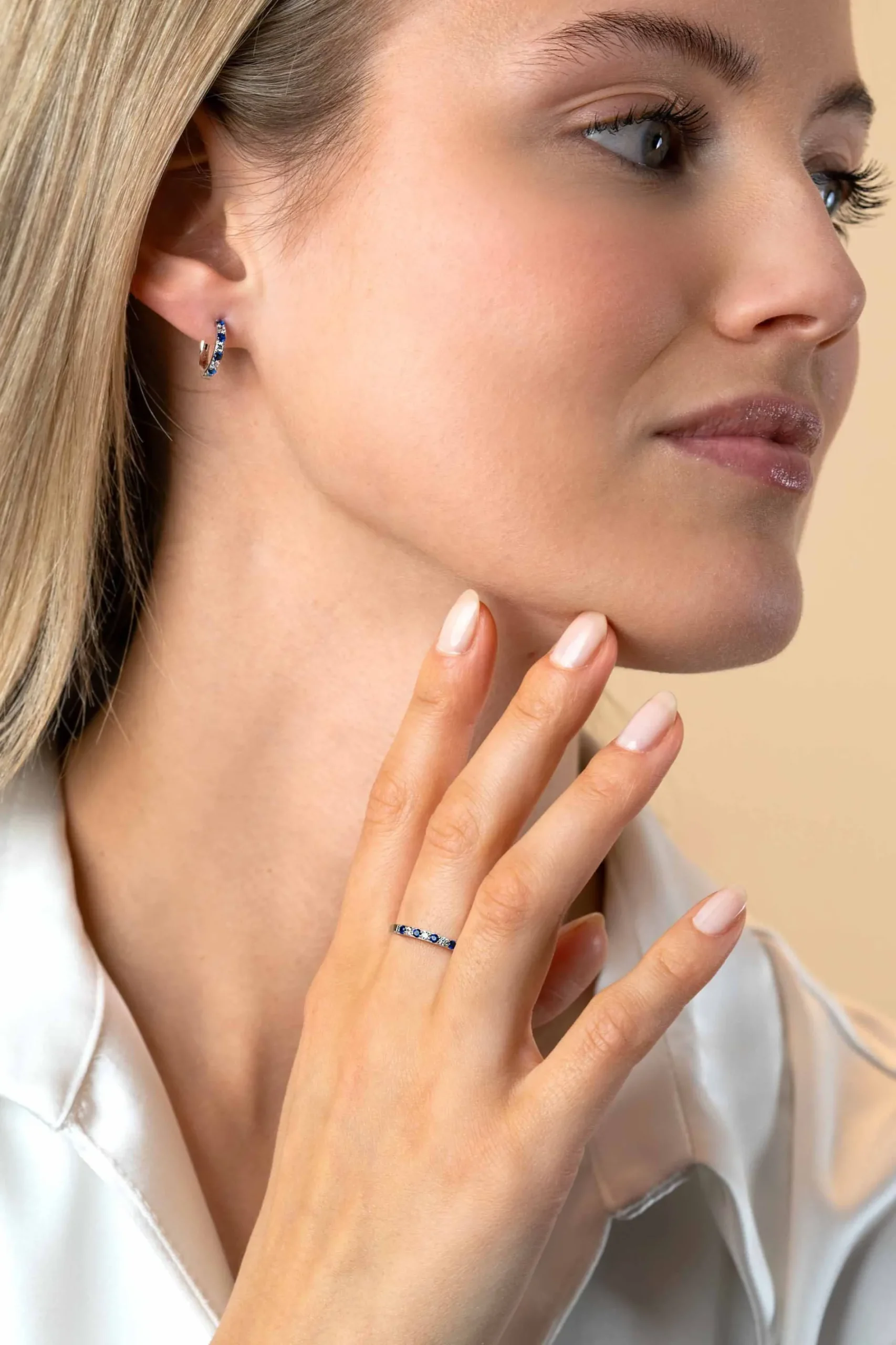 ZINZI zilveren aanschuifring 2mm breed in chatonzettingen bezet met donkerblauwe kleurstenen en witte zirconia's ZIR2559