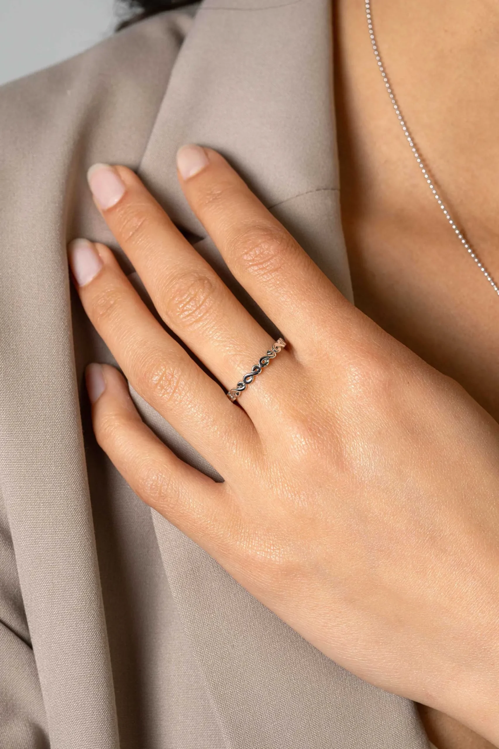 ZINZI zilveren aanschuifring met zeven sierlijke Infinity schakels 2,6mm breed ZIR2500