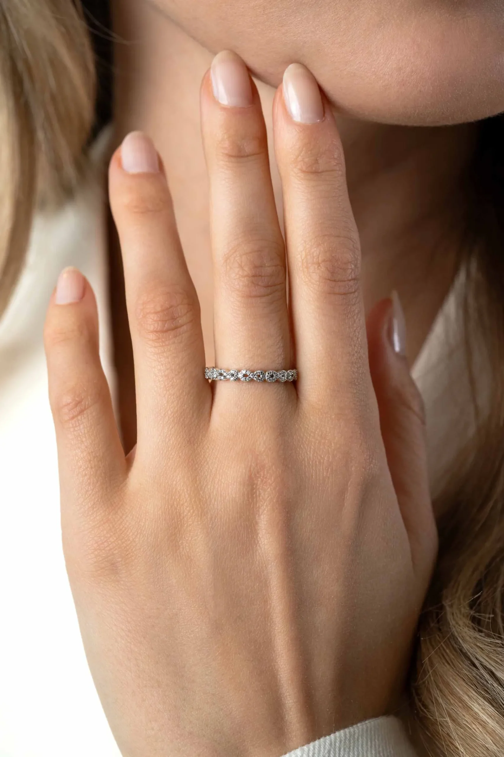 ZINZI zilveren aanschuifring met sierlijke Infinity schakels, bezet met witte zirconia's 2,8mm breed ZIR2500Z