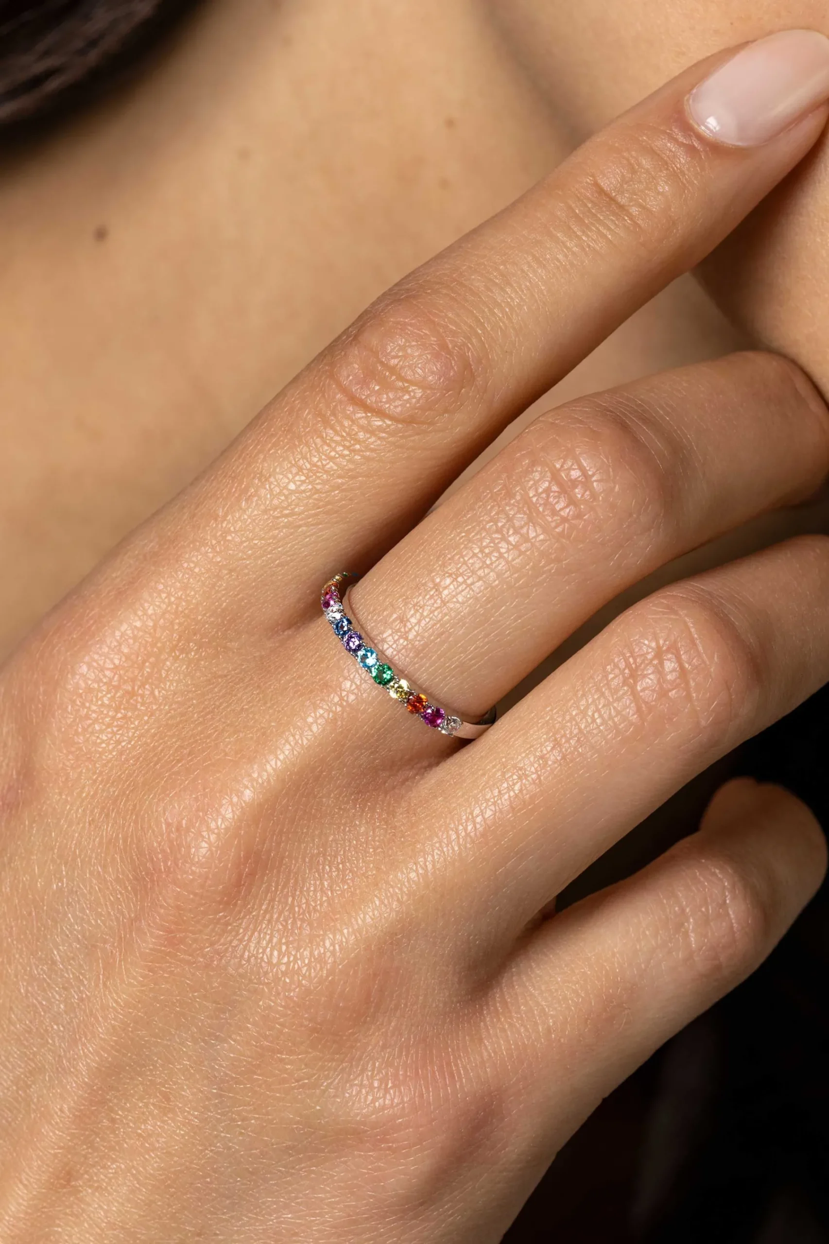 ZINZI zilveren aanschuifring 2mm breed met een symbolische regenboog aan kleurstenen ZIR2486