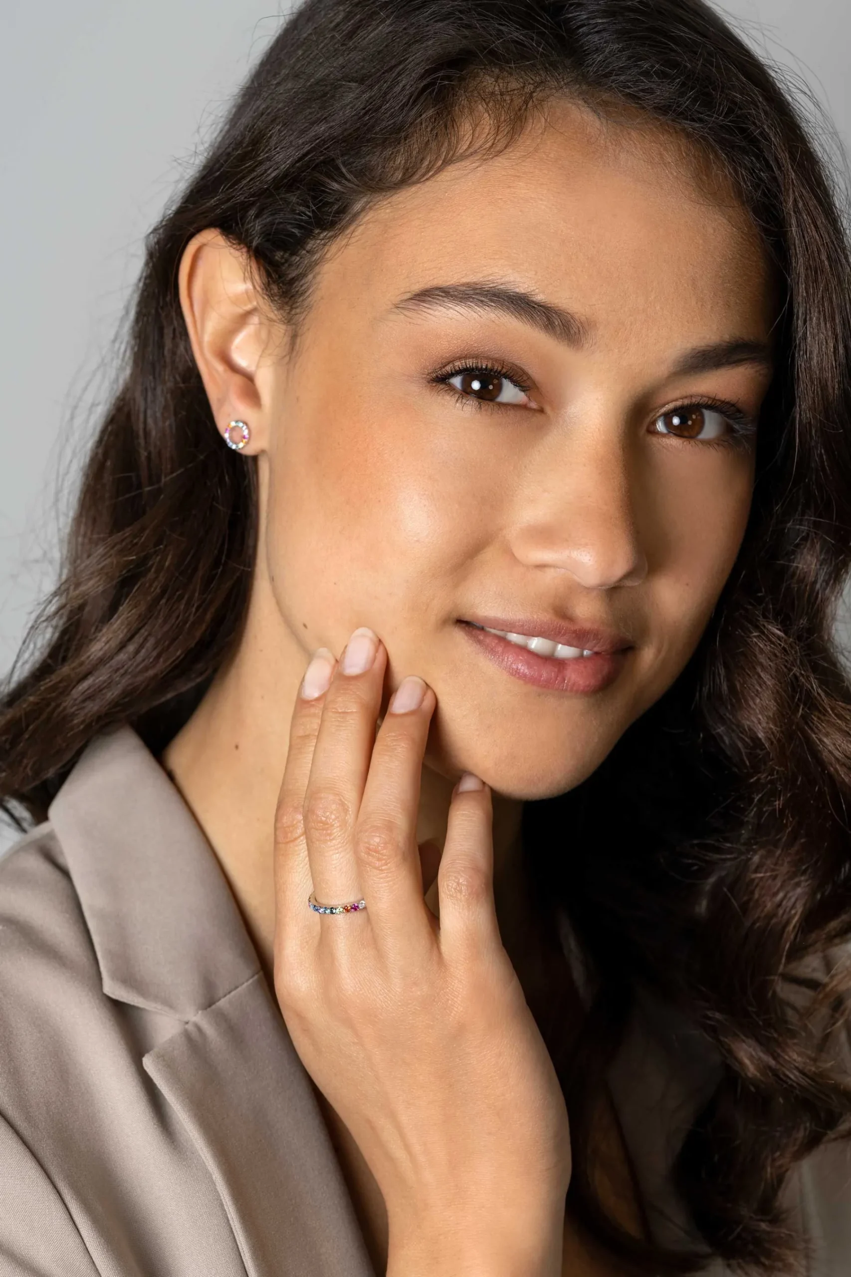 ZINZI zilveren aanschuifring 2mm breed met een symbolische regenboog aan kleurstenen ZIR2486