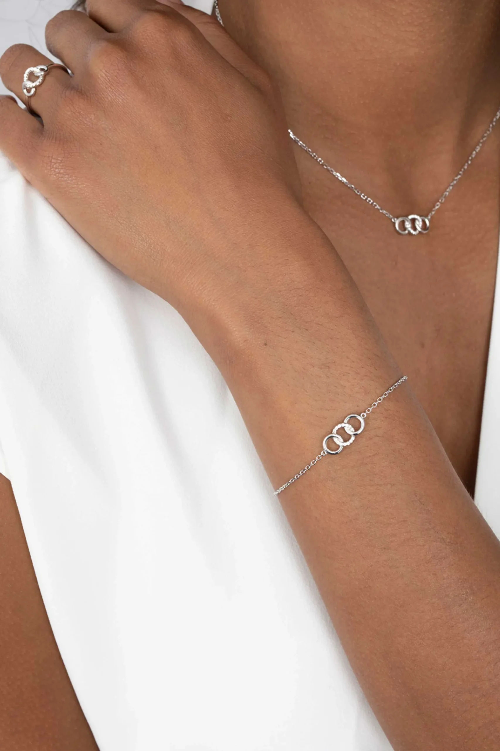 ZINZI zilveren armband 3 open rondjes verbonden wit ZIA2045