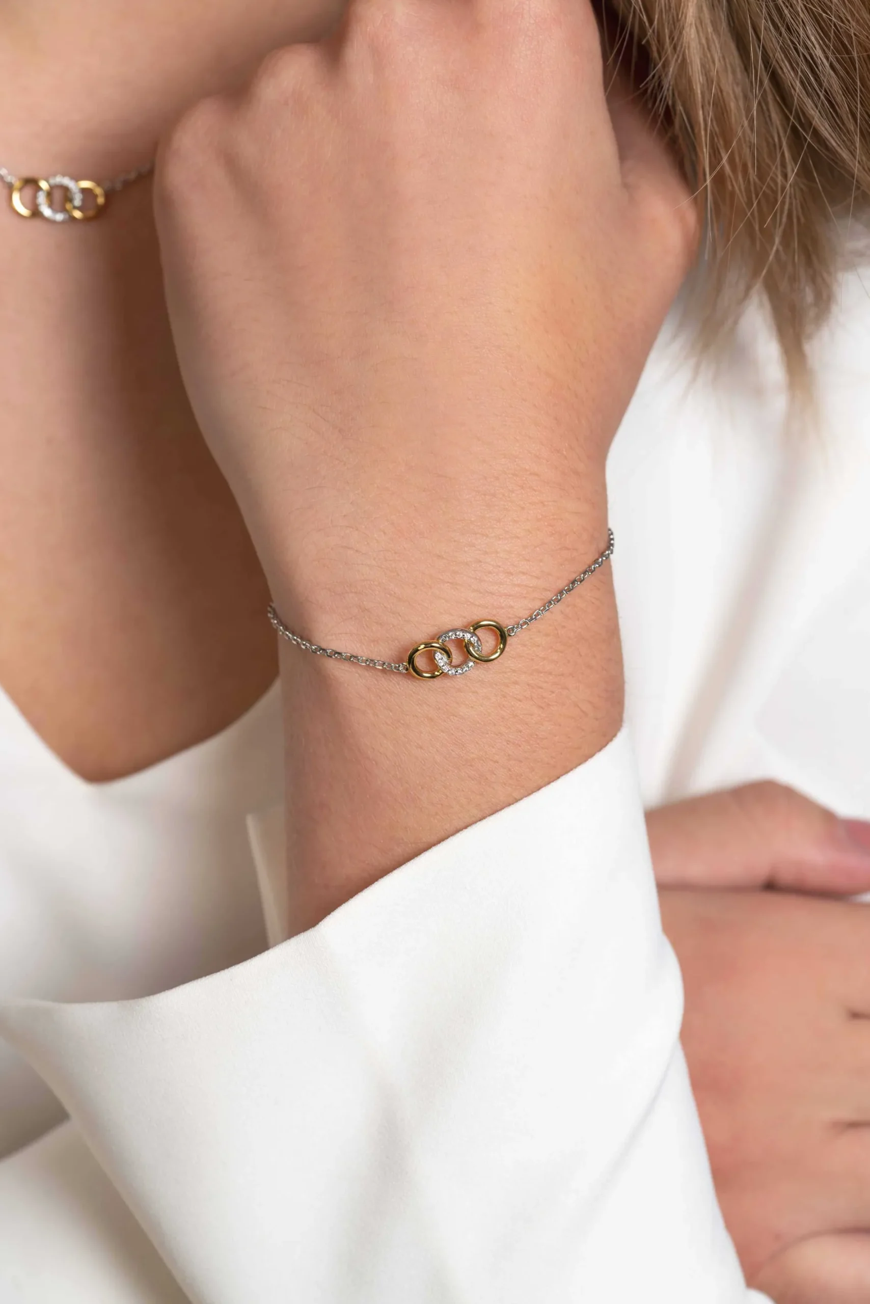ZINZI zilveren armband geel verguld 3 open rondjes verbonden wit ZIA2045Y