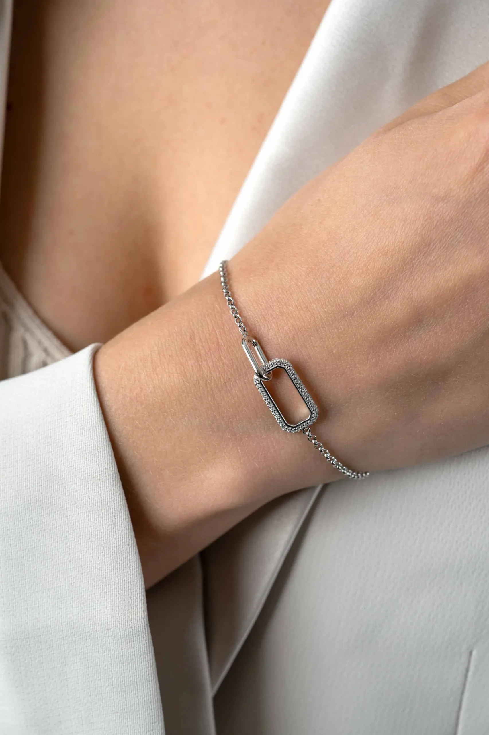 ZINZI zilveren armband met twee verbonden schakels: een rechthoekige bezet met witte zirconia's en een gladde ovale schakel 16,5-19,5cm ZIA2551