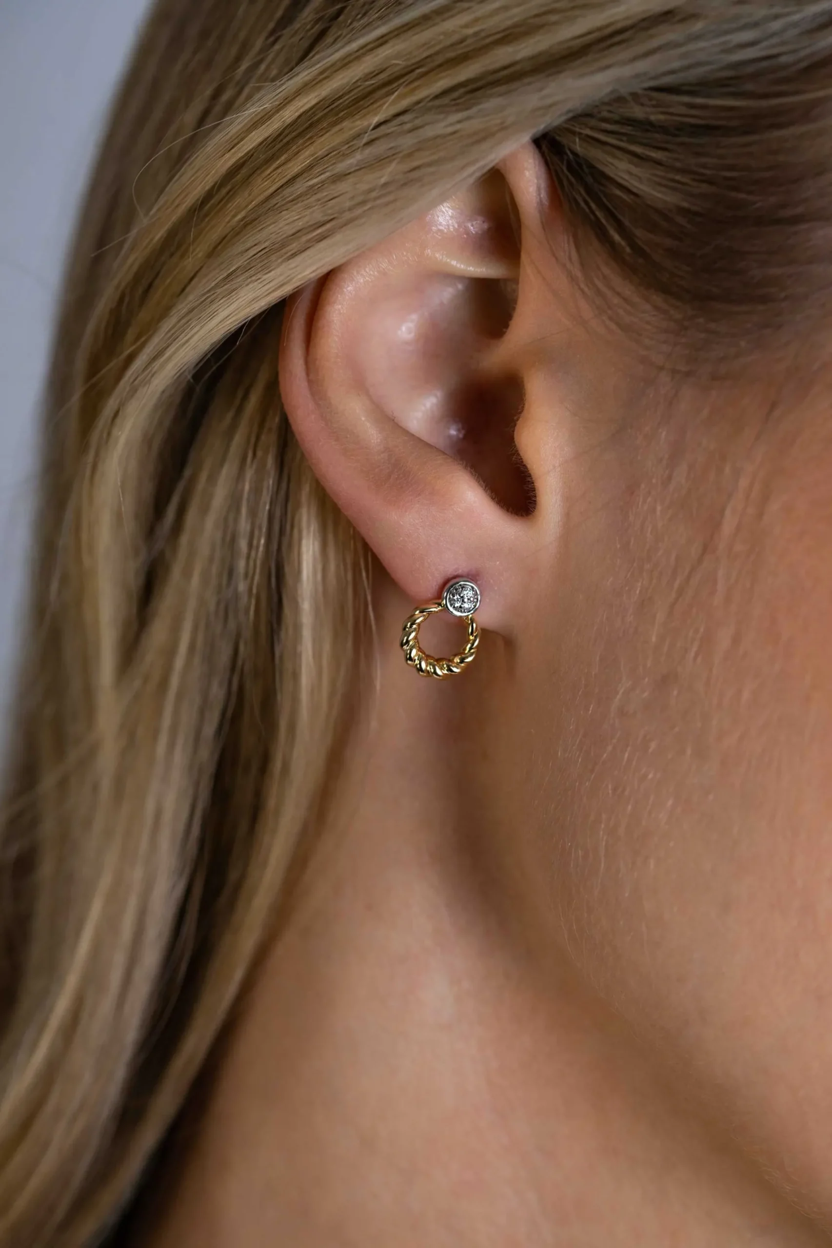 ZINZI zilveren bicolor ronde oorstekers 12mm gedraaid motief, bezet met witte zirconia's ZIO2390Y