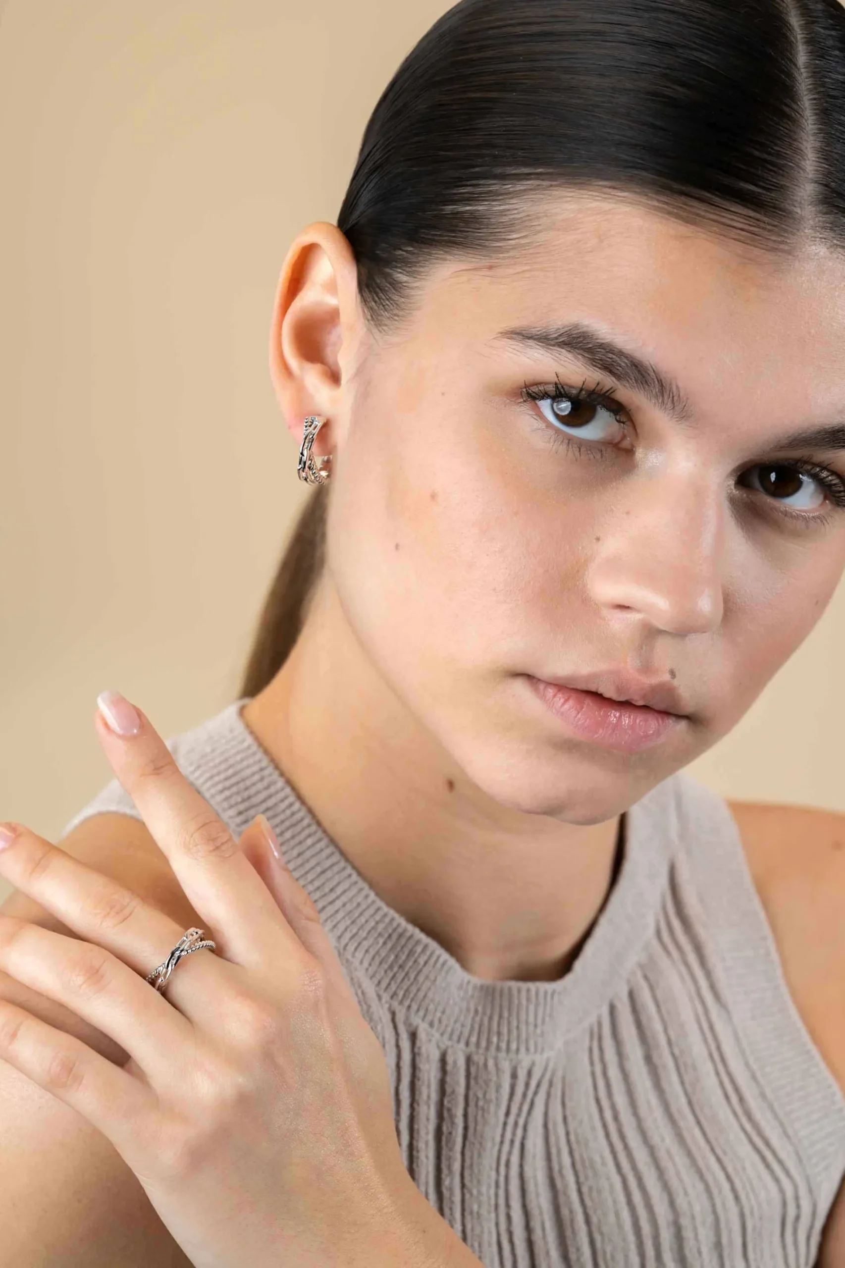 ZINZI zilveren brede cross-over ring met trendy paperclip schakel en gedraaide baan ZIR2544