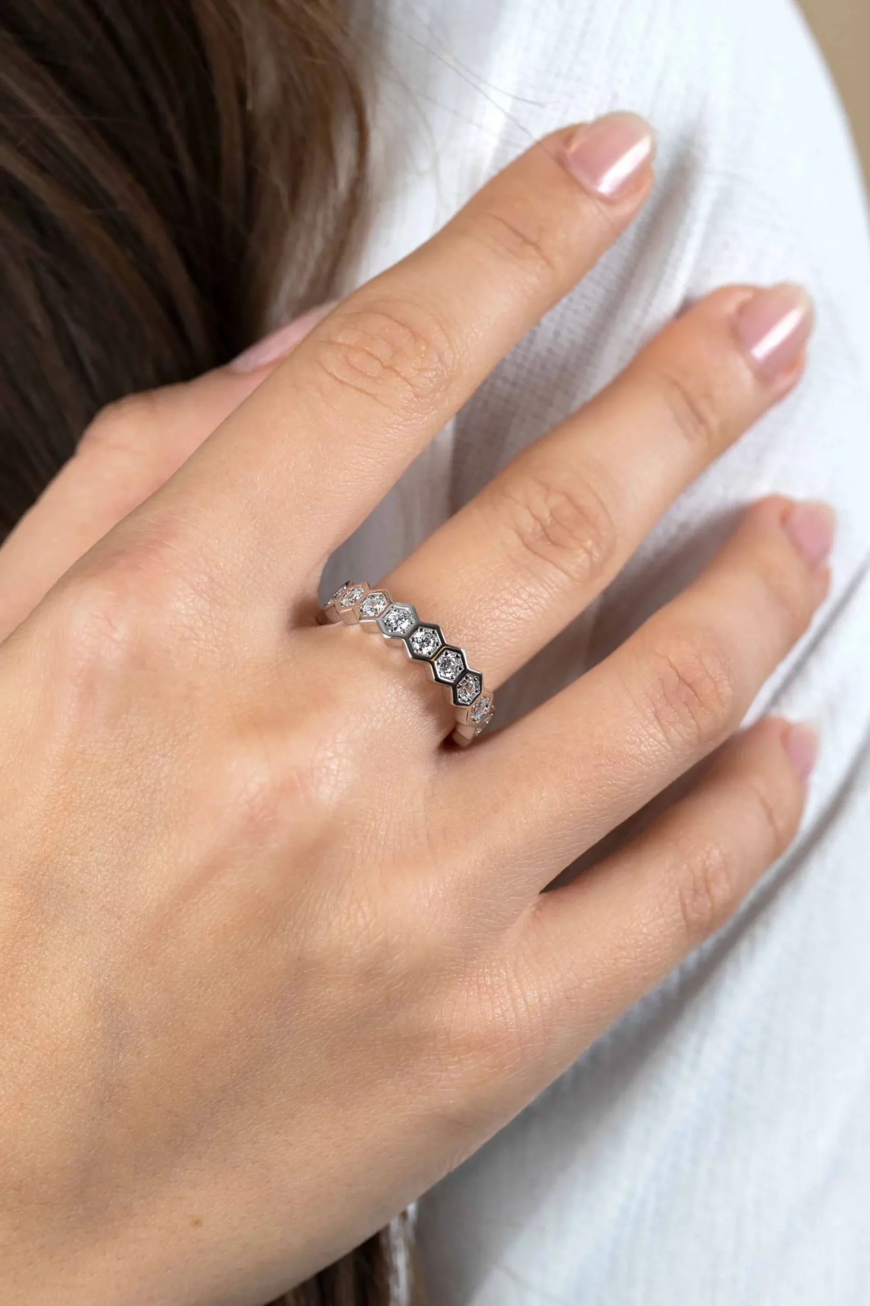 ZINZI zilveren brede ring met zeshoeksvormen, bezet met witte zirconia's ZIR2543