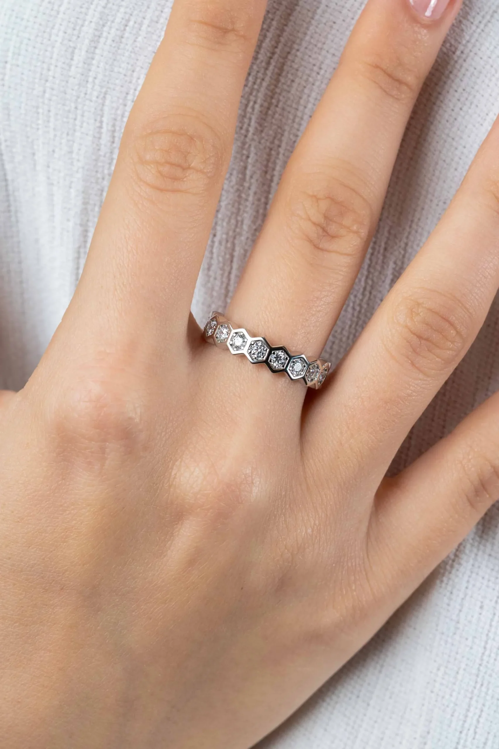 ZINZI zilveren brede ring met zeshoeksvormen, bezet met witte zirconia's ZIR2543