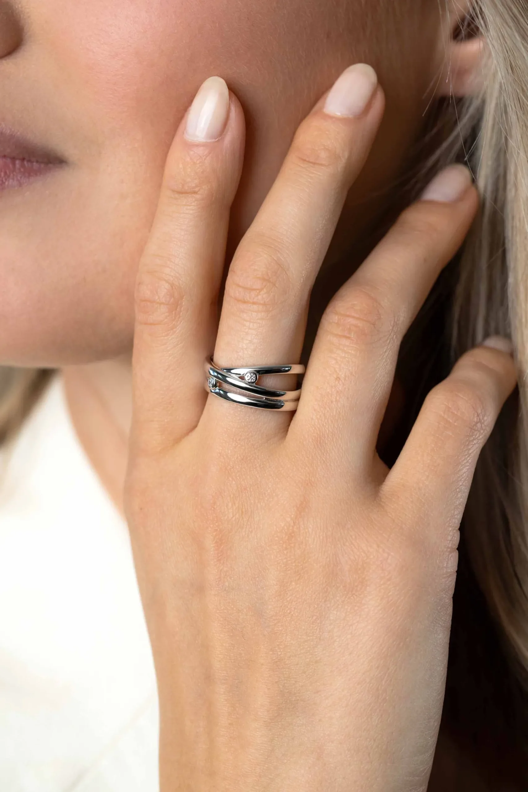 ZINZI zilveren cross-over ring met gladde banen en ronde zettingen met witte zirconia ZIR2571
