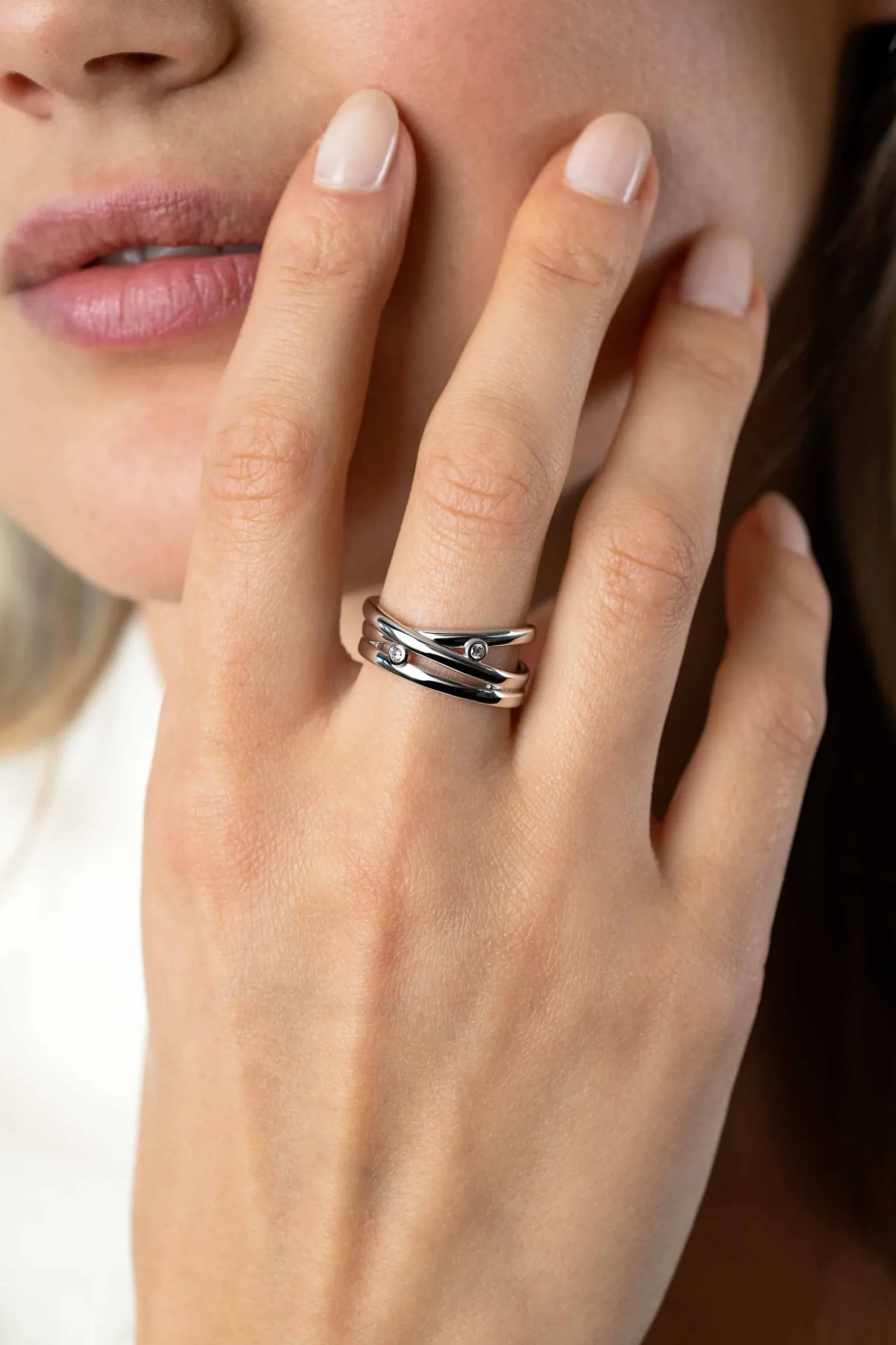 ZINZI zilveren cross-over ring met gladde banen en ronde zettingen met witte zirconia ZIR2571