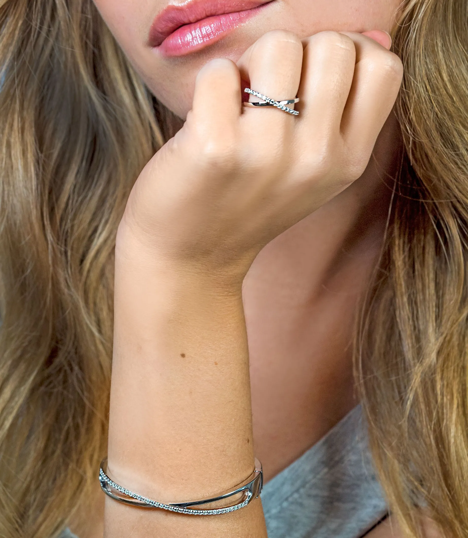 ZINZI zilveren cross-over ring glad wit ZIR1569