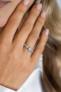 ZINZI zilveren elegante ring, met drie rechthoekige zirconia's en een scheen met gedraaide bewerking ZIR2396