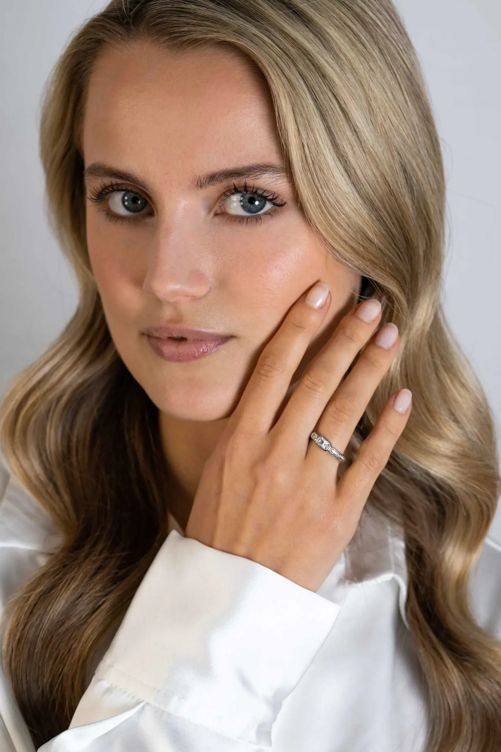 ZINZI zilveren elegante ring, met drie rechthoekige zirconia's en een scheen met gedraaide bewerking ZIR2396