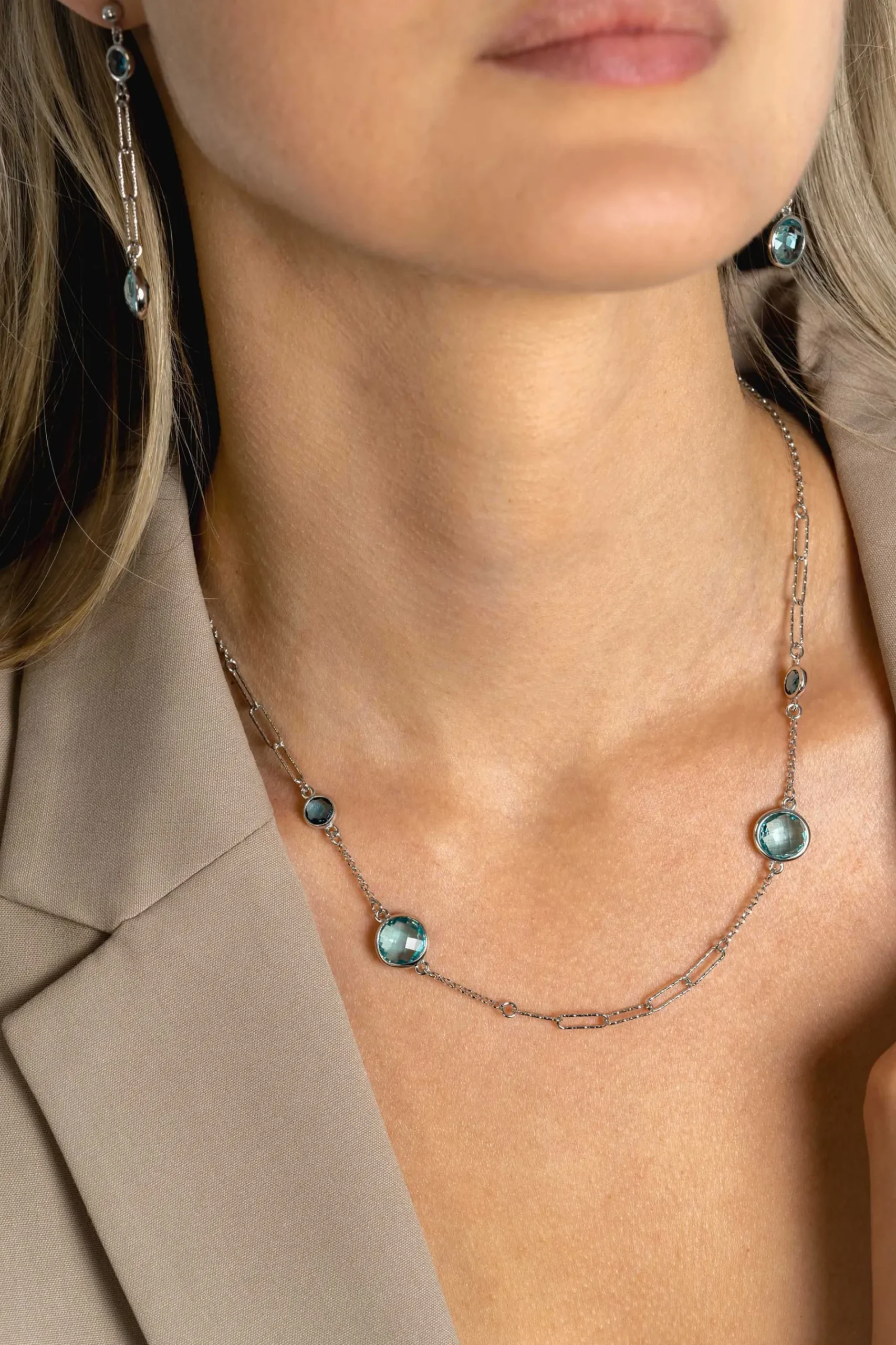 ZINZI zilveren fantasie ketting met paperclip schakels en vier ronde zettingen bezet met licht blauwe en indigo blauwe kleurstenen 40-45cm ZIC2418