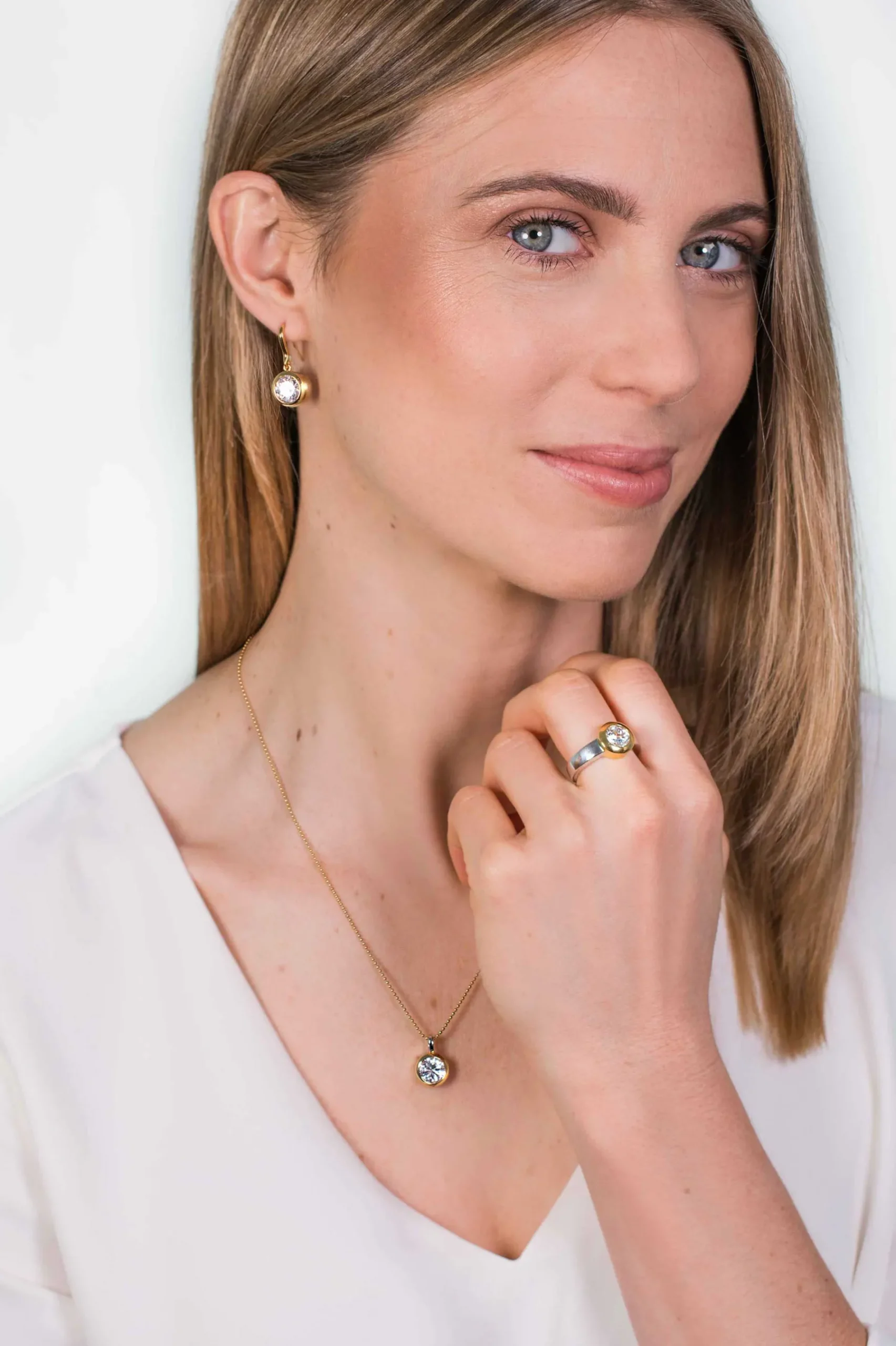ZINZI zilveren geelvergulde hanger 17mm rond witte zirconia ZIH2 (zonder collier)