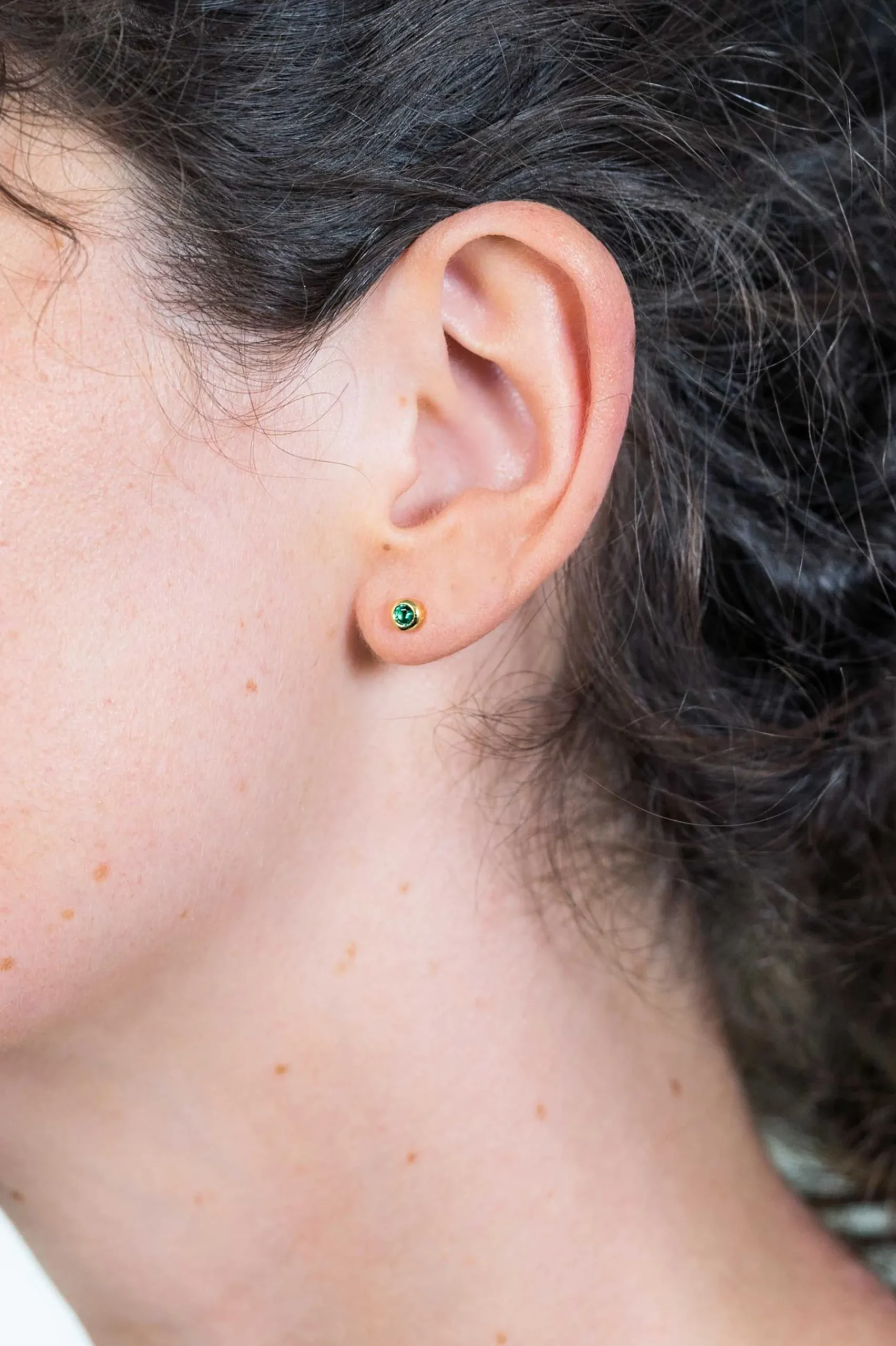 ZINZI zilveren geelvergulde oorknoppen 4mm groene kleursteen ZIO1177GG