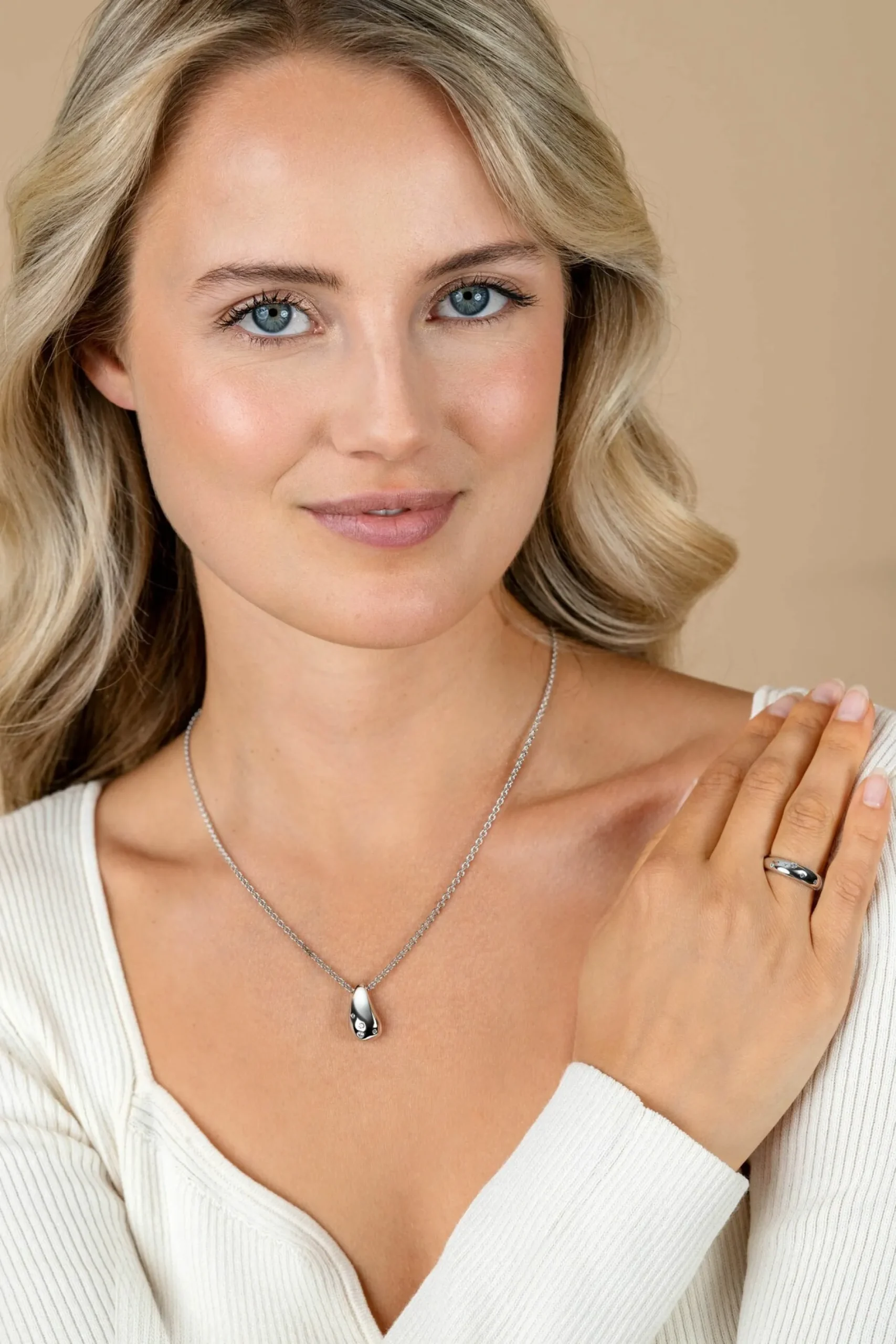 ZINZI zilveren gladde ring (5mm breed) speels bezet met vijf witte zirkonia's ZIR2655