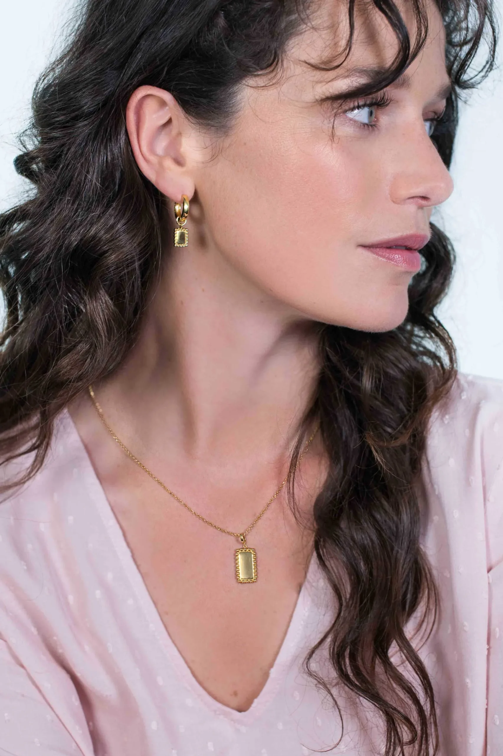 ZINZI zilveren hanger geelverguld 26mm rechthoek met bolletjes rand ZIH1976G (zonder collier)