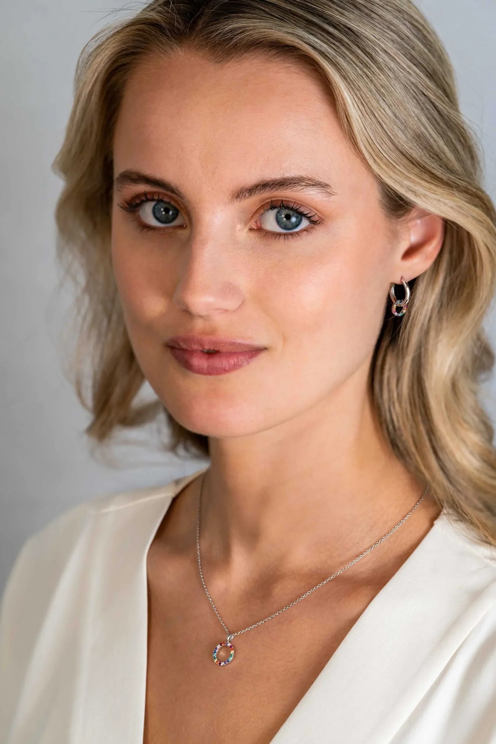 ZINZI zilveren hanger 12mm bezet met regenboog kleurstenen ZIH2170Z (zonder collier)