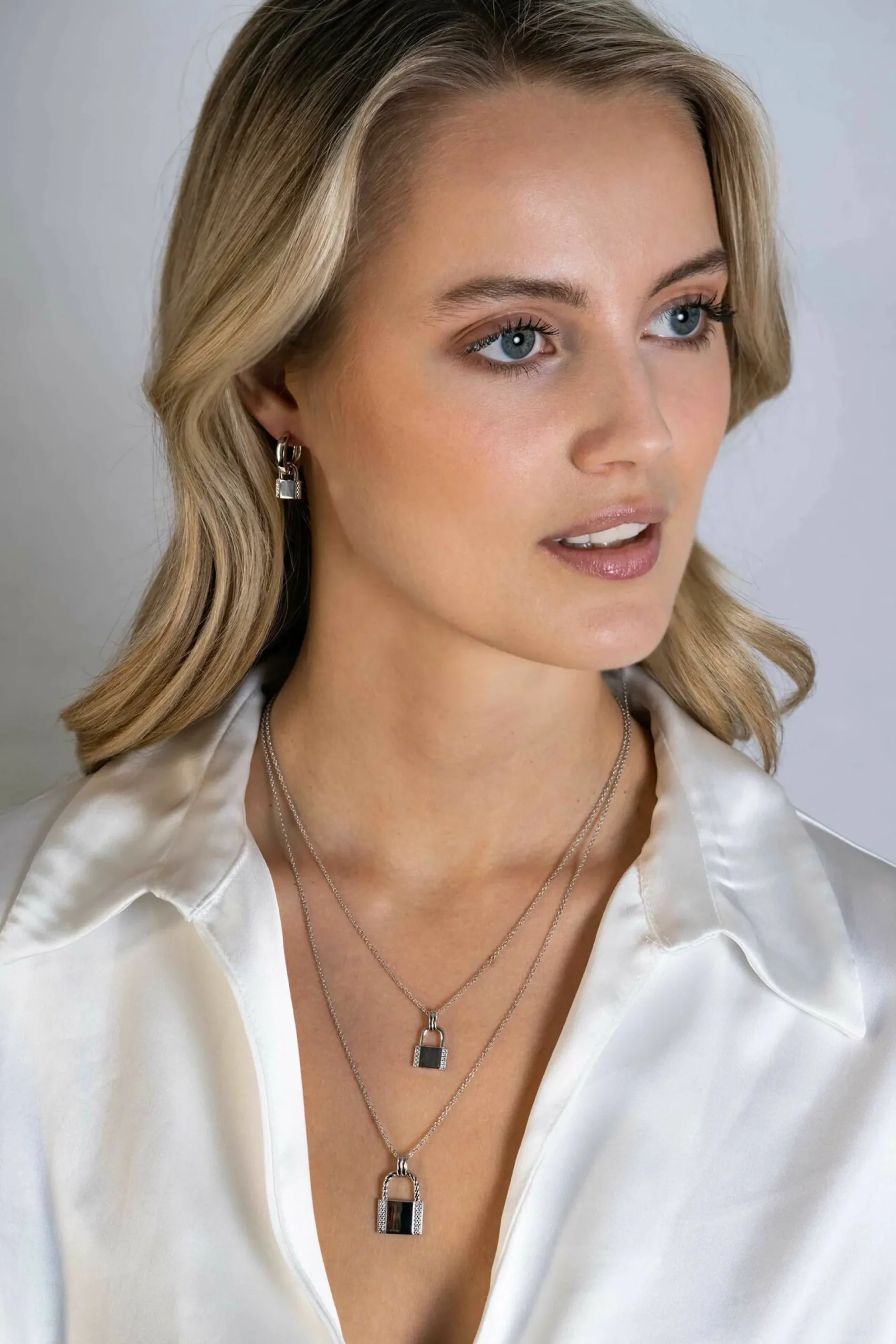 ZINZI zilveren hanger (25mm) in de vorm van een slotje, bezet met witte zirconia's ZIH2391L (zonder collier)