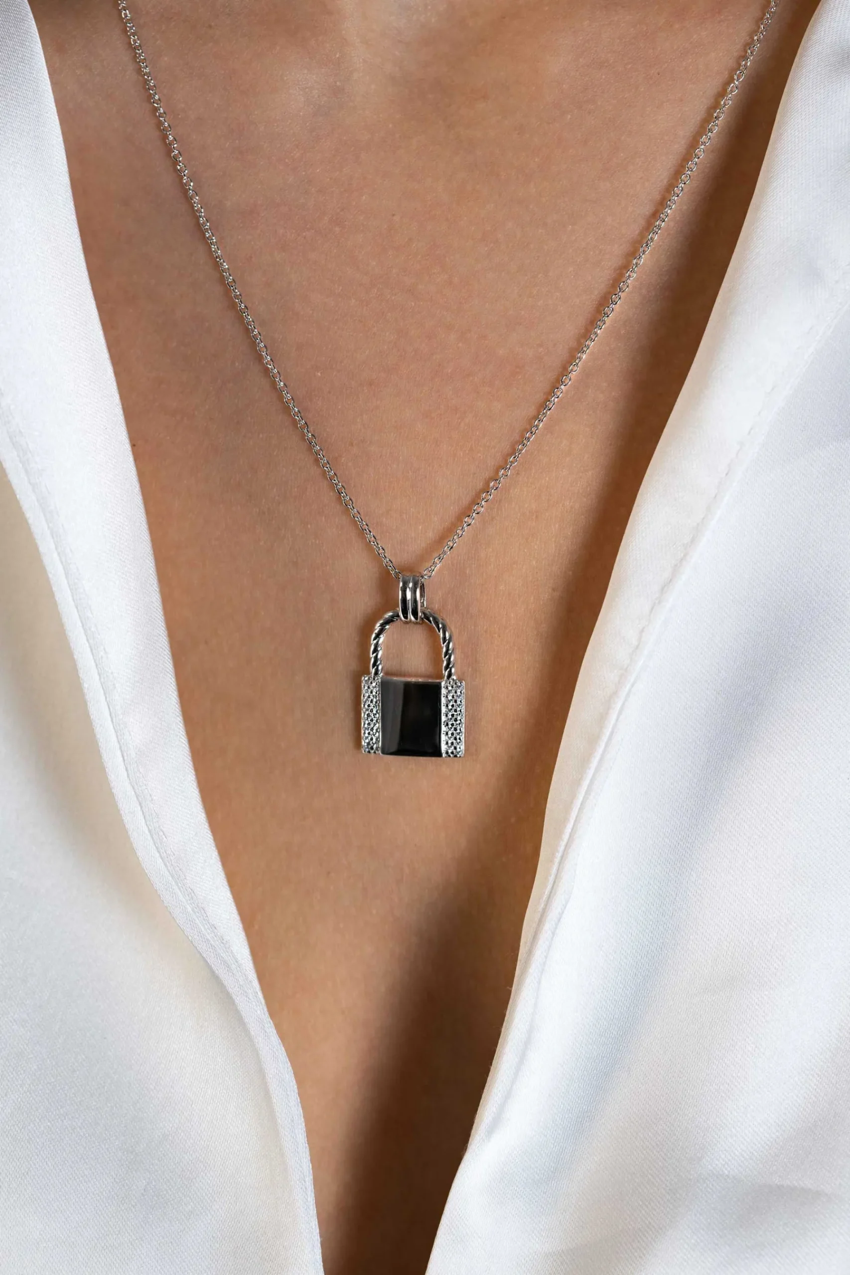ZINZI zilveren hanger (25mm) in de vorm van een slotje, bezet met witte zirconia's ZIH2391L (zonder collier)