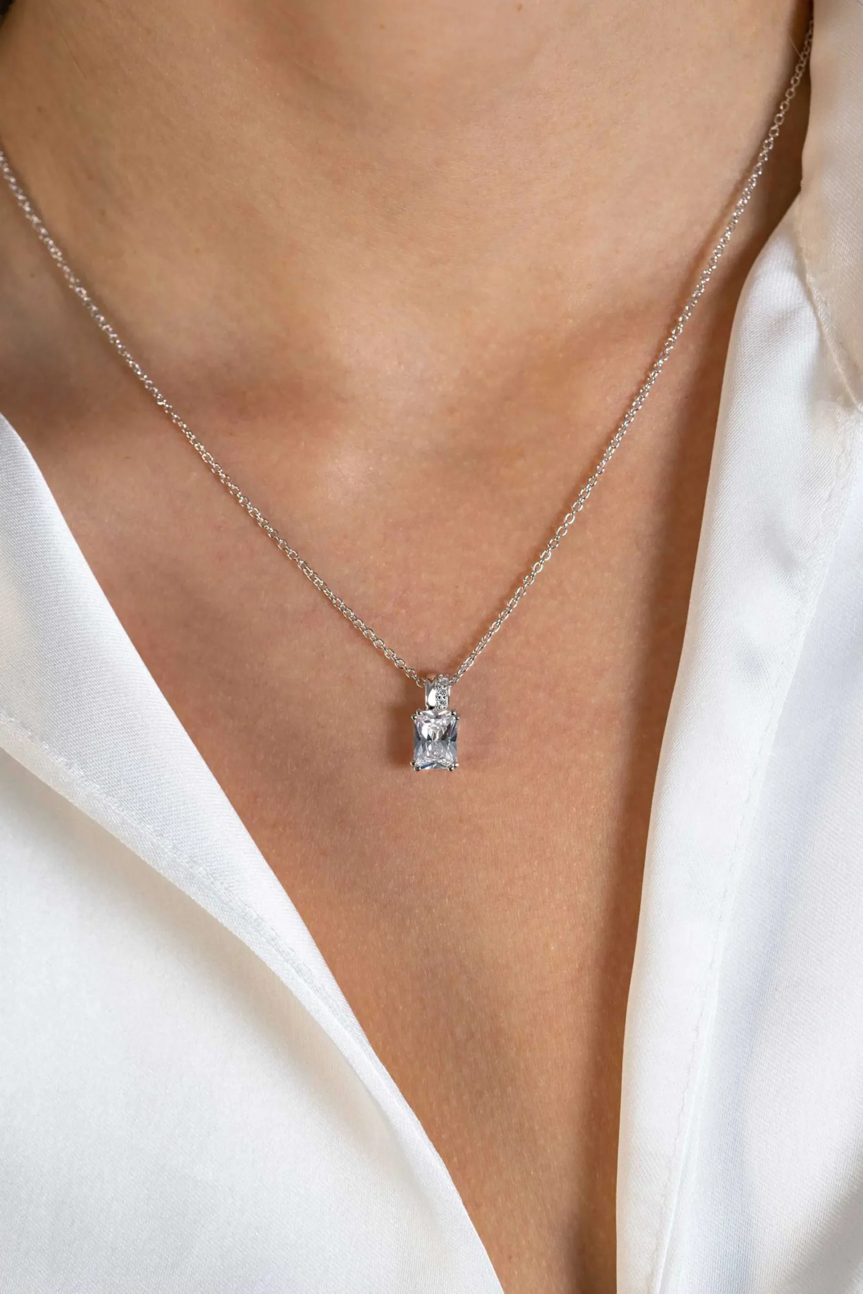 ZINZI zilveren hanger 14mm met rechthoekige witte zirconia en luxe hangoog ZIH2392 (zonder collier)
