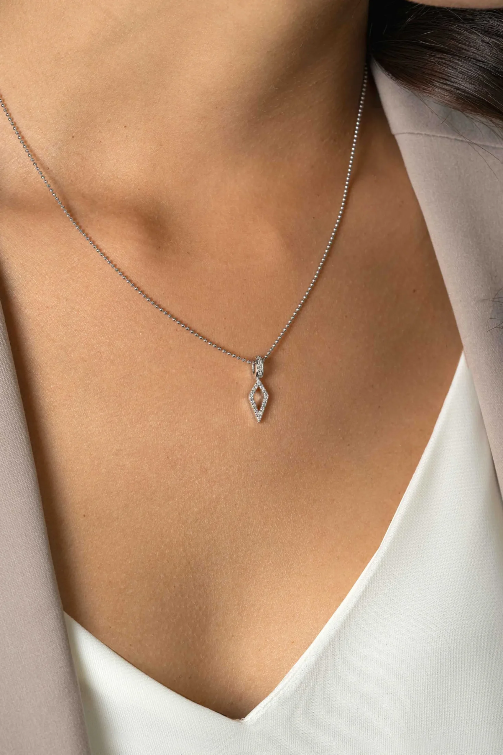 ZINZI zilveren hanger vliegervorm bezet met witte zirconia's en luxe hangoog 20mm ZIH2497 (zonder collier)
