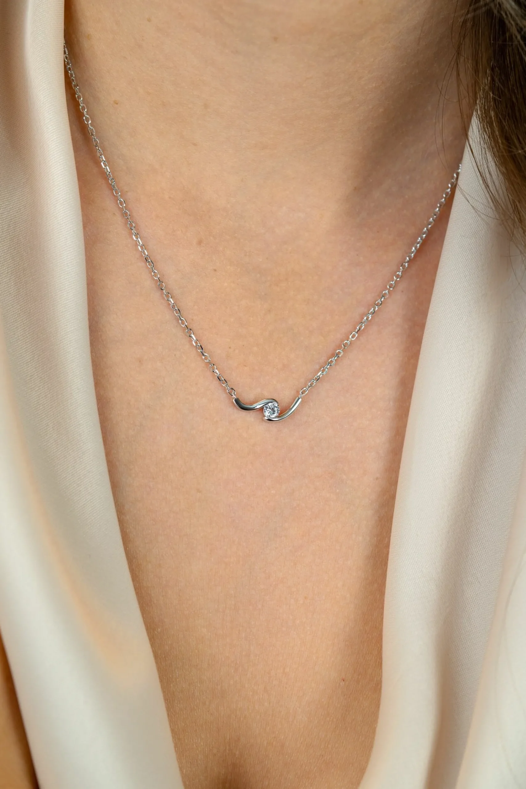 ZINZI zilveren ketting 42-45cm met ronde zirkonia, sierlijk omklemd door twee golvende staafjes ZIC2766
