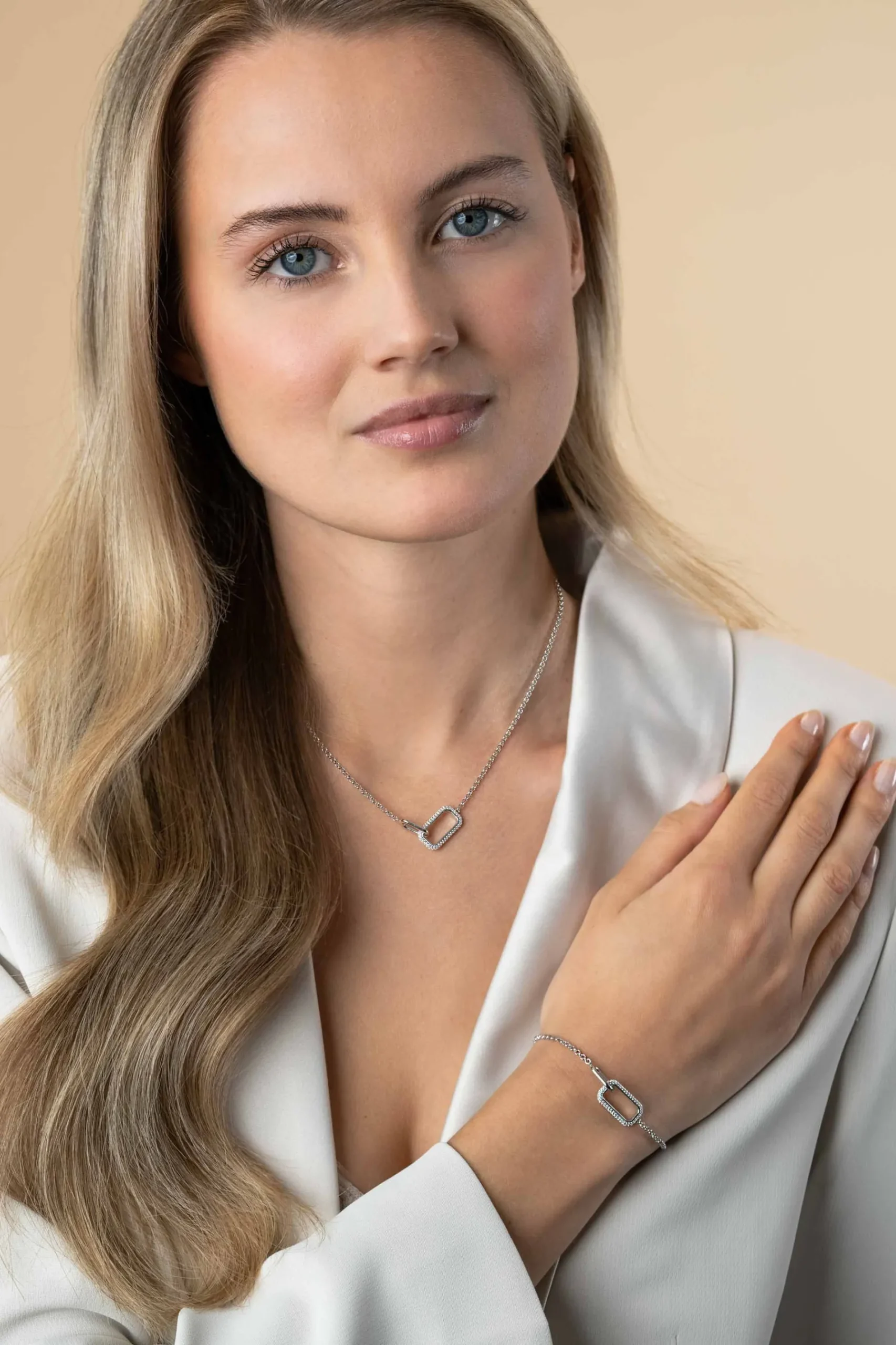 ZINZI zilveren ketting met twee verbonden schakels: een rechthoekige bezet met witte zirconia's en een gladde ovale schakel 40-45cm ZIC2551