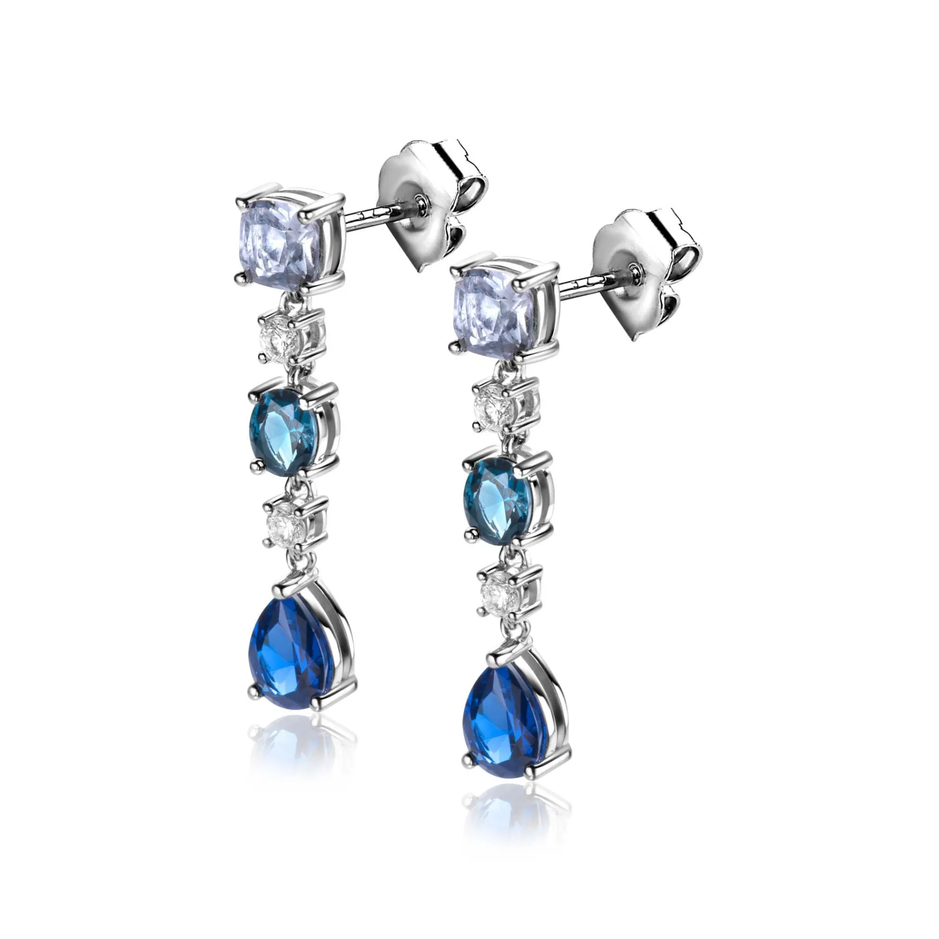 ZINZI zilveren lange oorsieraden 29mm met een prachtige combinatie van blauwe kleurstenen. In vierkant, ovaal en peervorm, afgewisseld met kleine witte zirconia's. ZIO2397