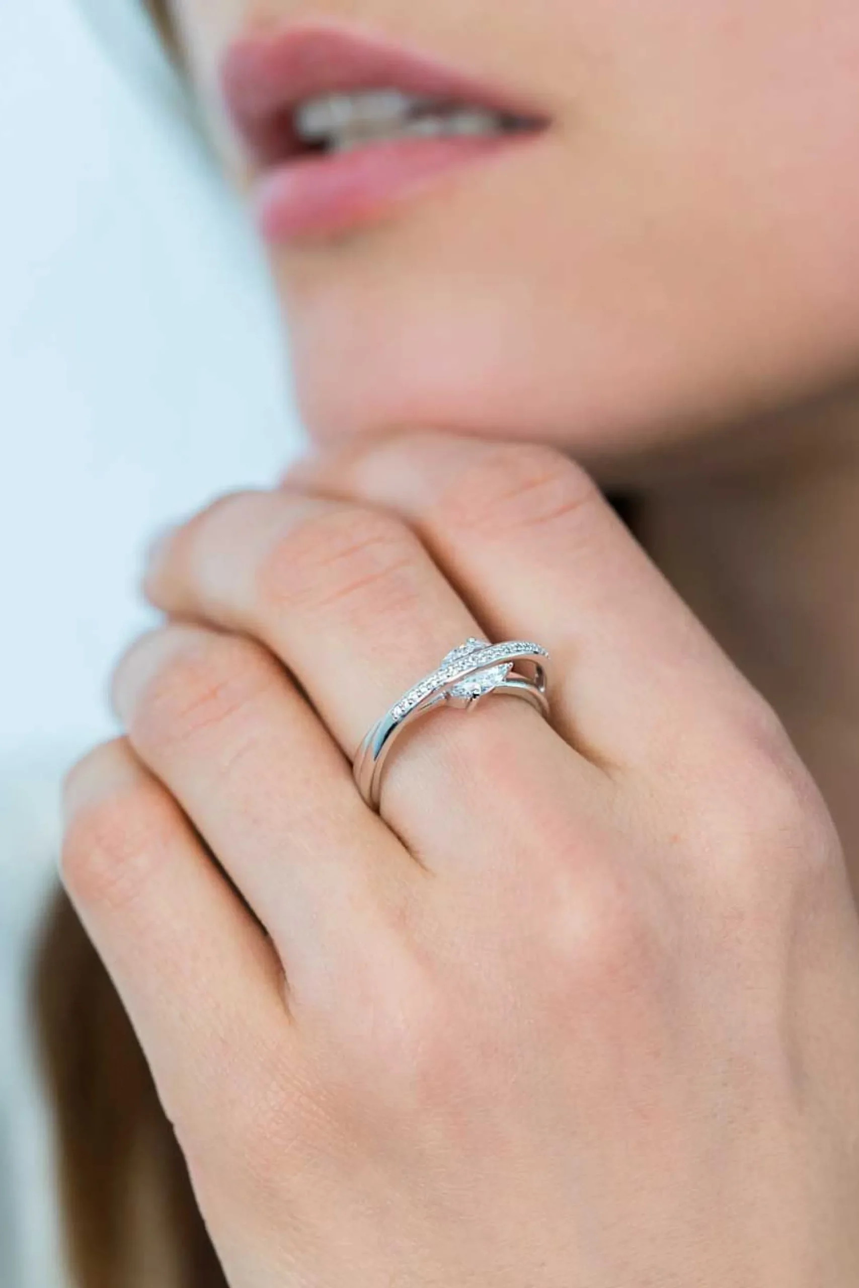 ZINZI zilveren luxe cross-over ring ovale witte zirconia ZIR2190