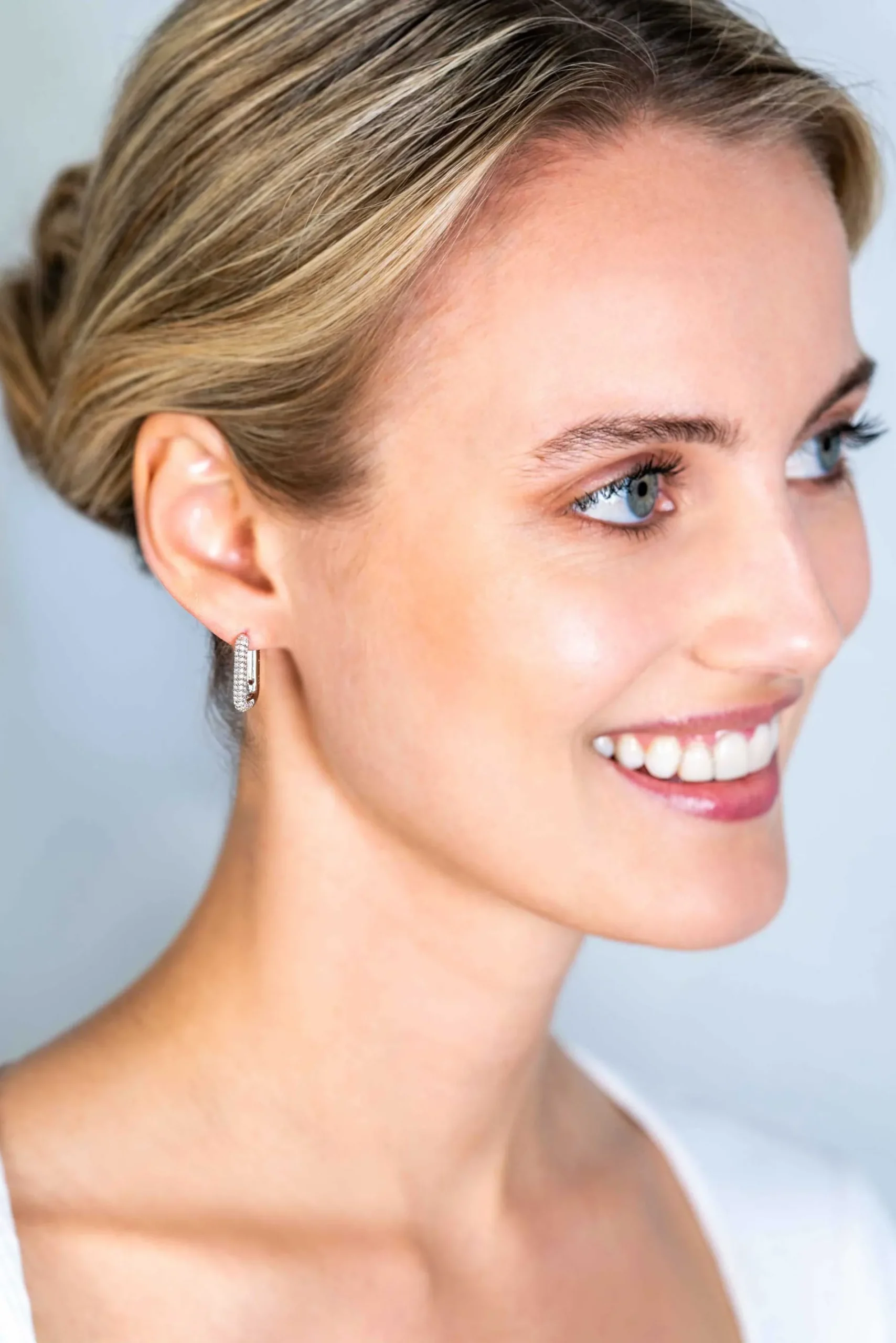 ZINZI zilveren luxe oorringen 18x3mm rechthoekig met witte zirconia's ZIO2222Z