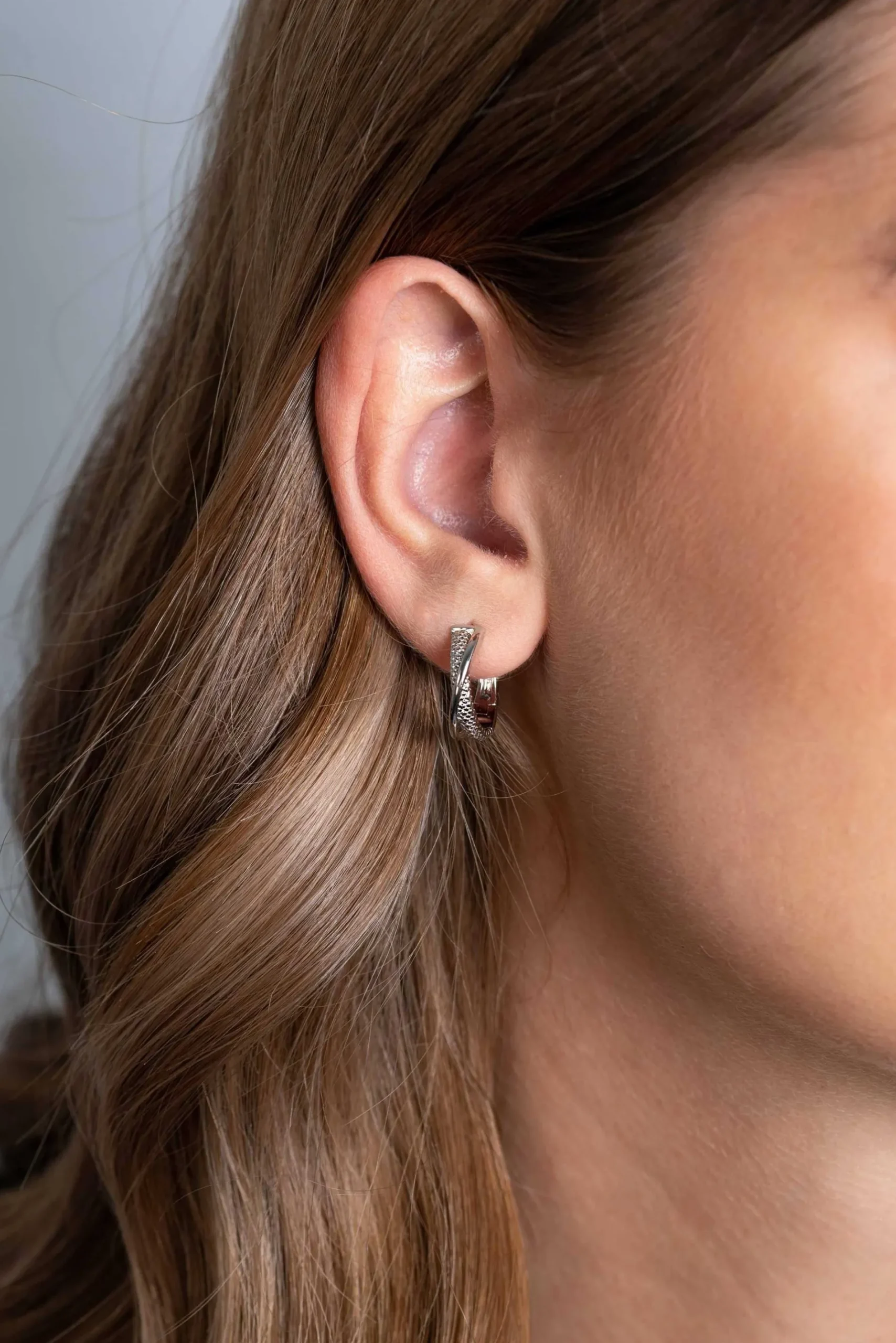 ZINZI zilveren luxe oorringen cross-over glad en bolletjes 18x4mm ZIO2242