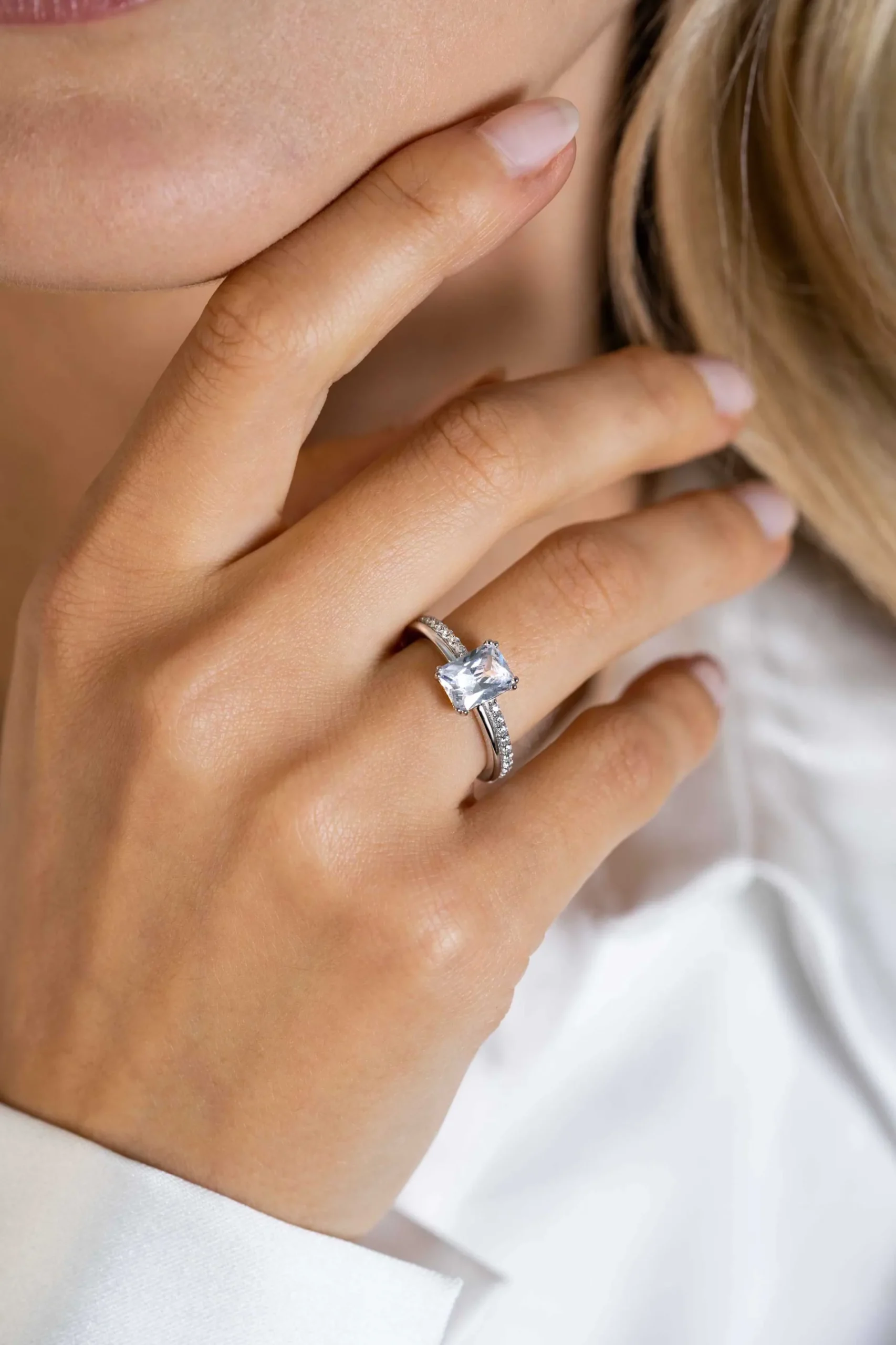 ZINZI zilveren luxe ring met rechthoekige witte zirconia in een vierpoots-zetting. De scheen heeft een multi-look uitstraling. ZIR2392