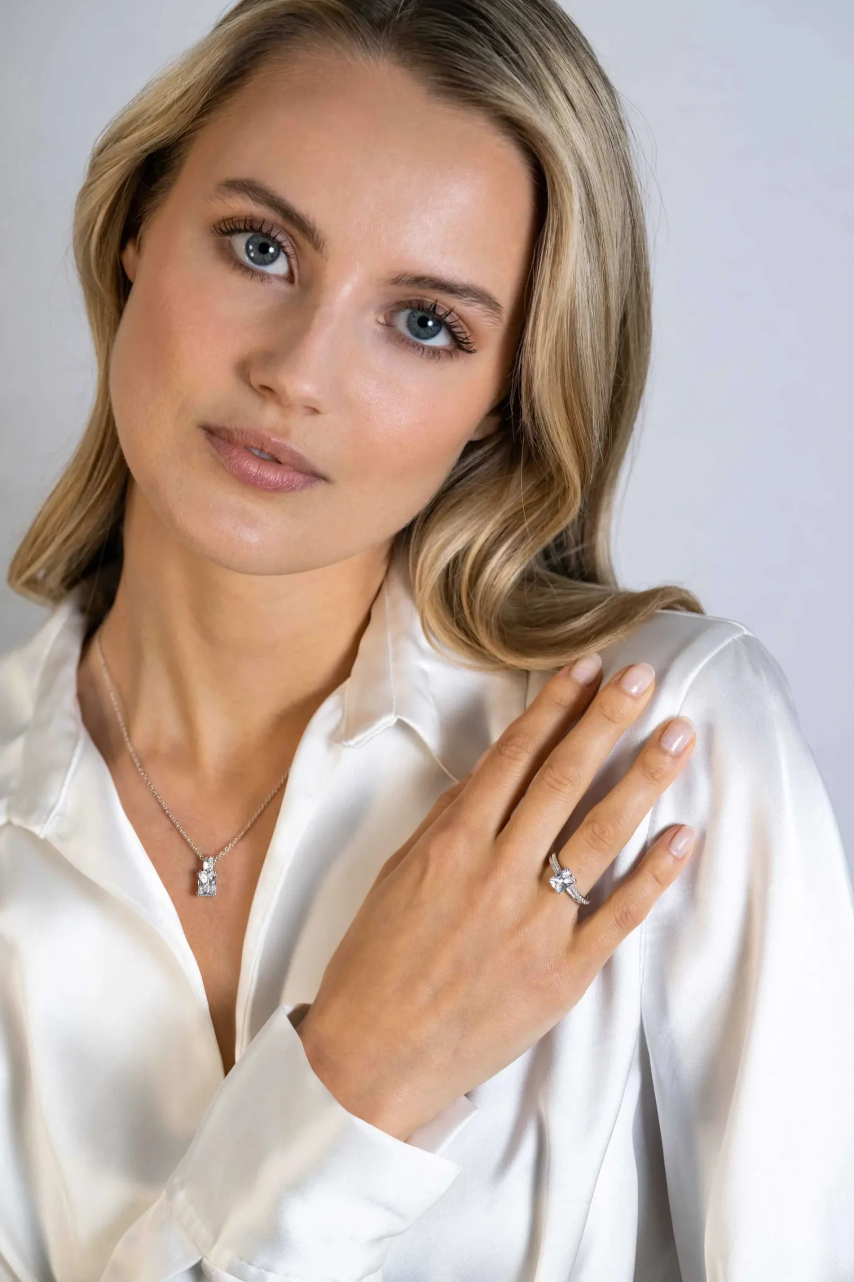 ZINZI zilveren luxe ring met rechthoekige witte zirconia in een vierpoots-zetting. De scheen heeft een multi-look uitstraling. ZIR2392