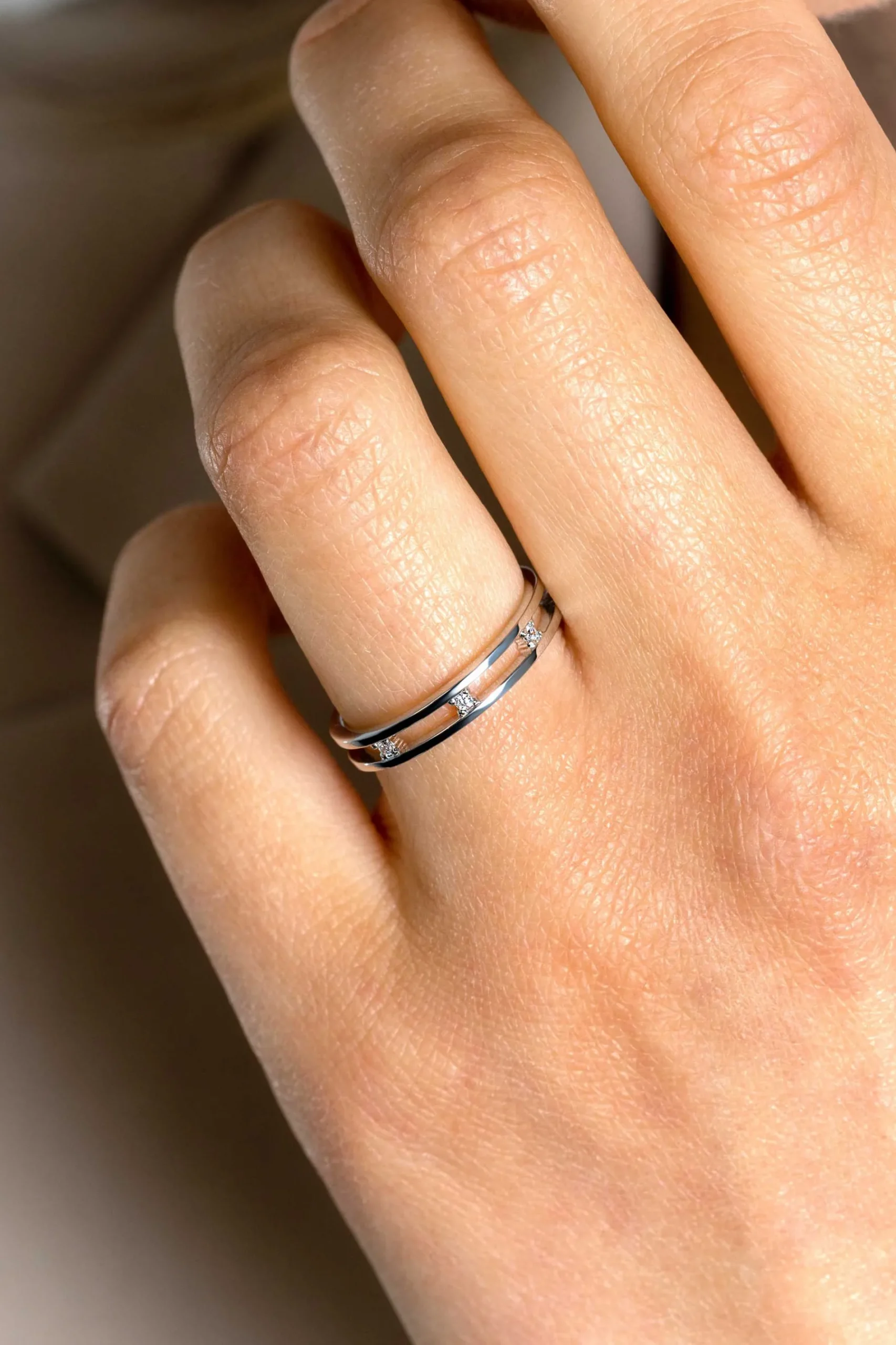 ZINZI zilveren multi-look ring, met de look van twee smalle ringen waartussen drie witte zirconia's zijn bevestigd ZIR2451