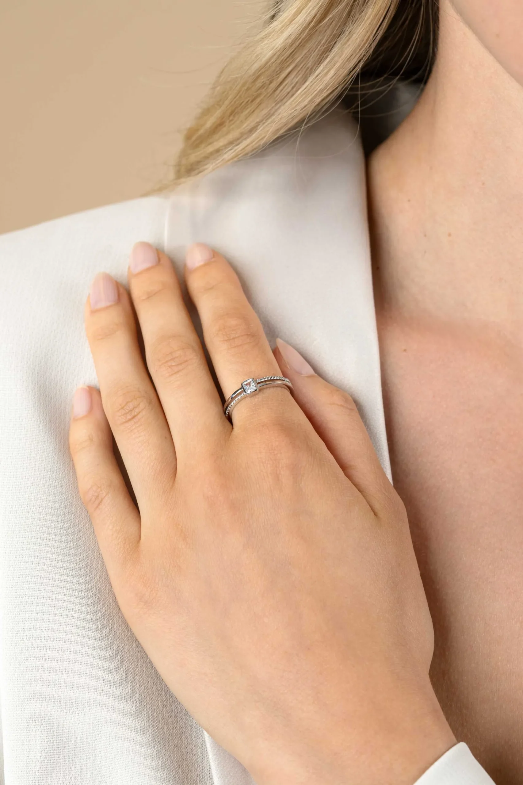 ZINZI zilveren multilook ring met rechthoekige kastzetting van 5mm en twee banen. Bezet met witte zirconia's ZIR2626