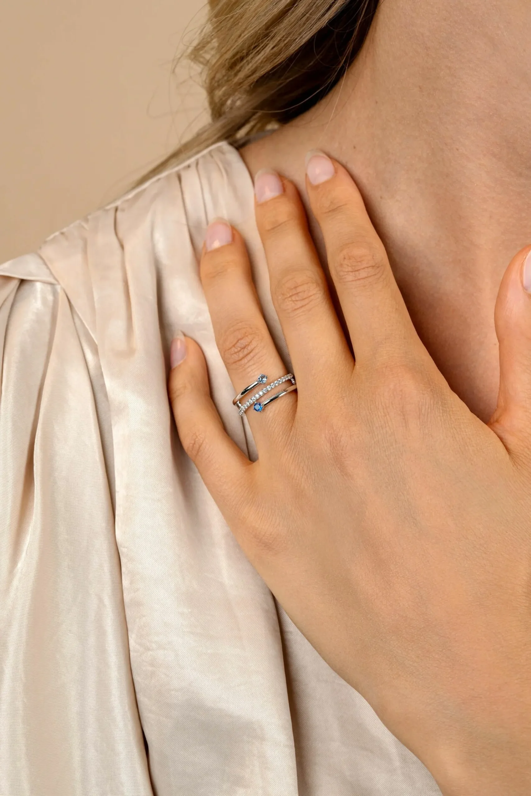 ZINZI zilveren multi-look ring (9mm breed) met 3 rijen, bezet met blauwe kleurstenen en witte zirconia's ZIR2646B
