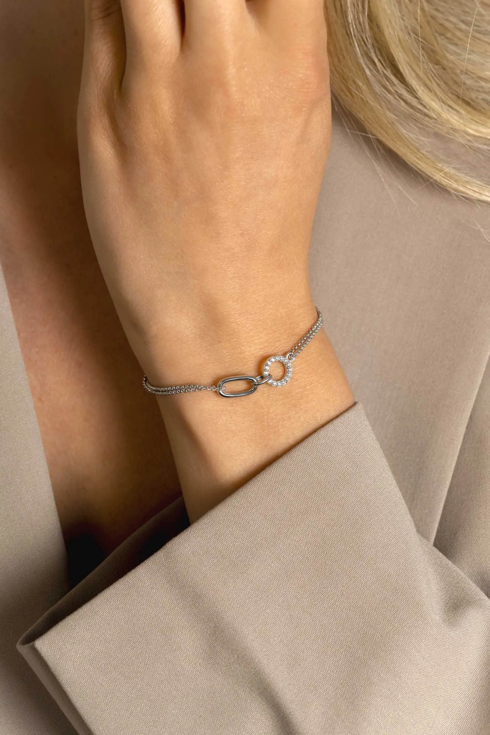 ZINZI zilveren multi-look armband met twee kettinkjes, verbonden aan een ovale schakel en open rondje bezet met witte zirconia's 17-20cm ZIA2463