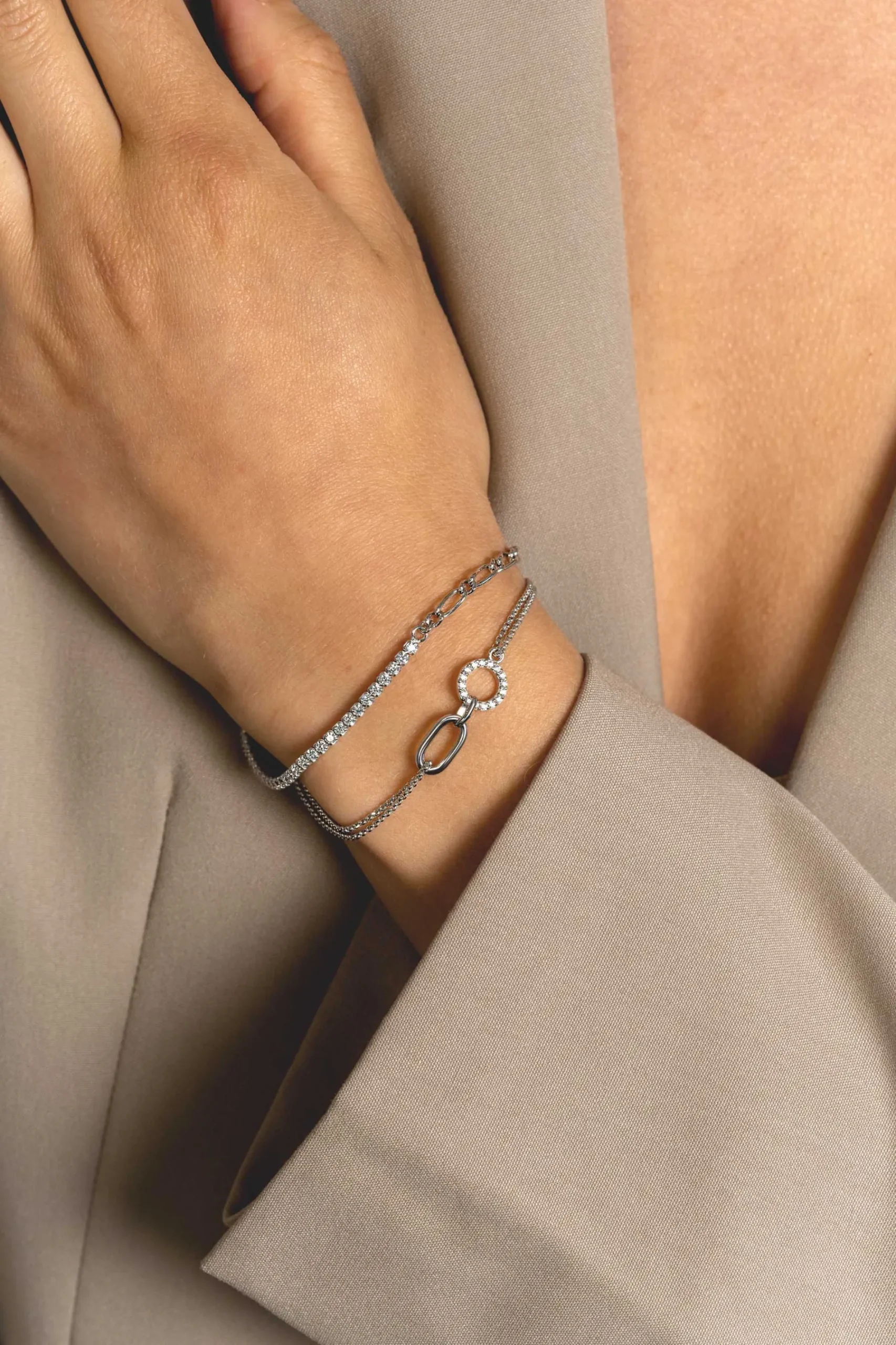 ZINZI zilveren multi-look armband met twee kettinkjes, verbonden aan een ovale schakel en open rondje bezet met witte zirconia's 17-20cm ZIA2463