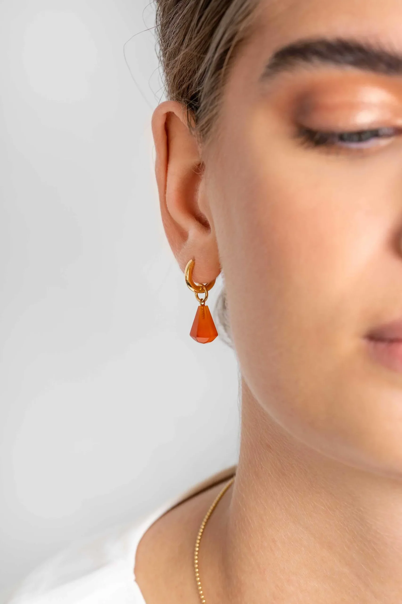ZINZI zilveren oorbedels 14K geel verguld in kegelvorm met koraalrood agaat 8mm ZICH2256R (zonder oorringen)