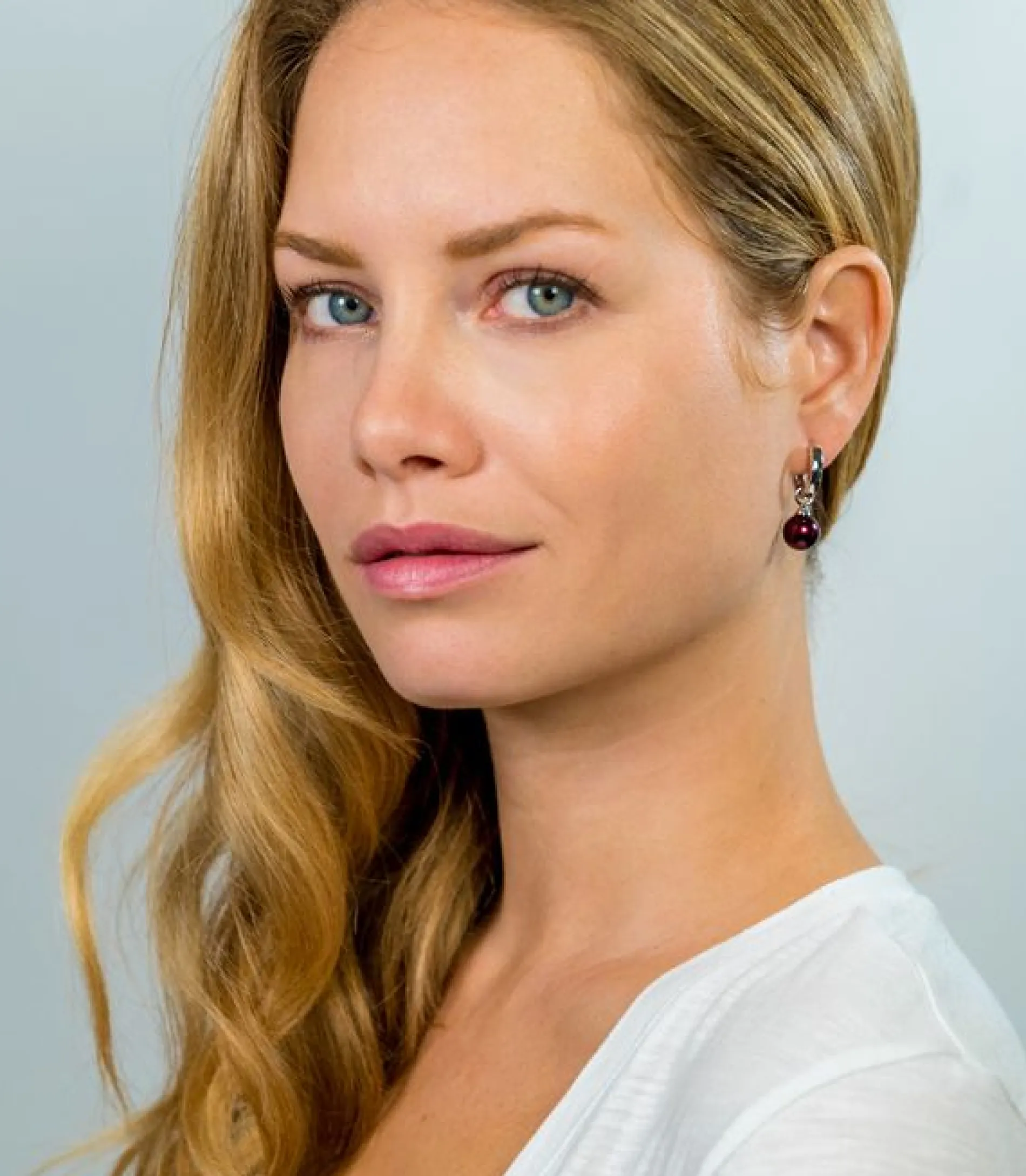 ZINZI zilveren oorbedels parel rond bordeaux rood 10mm ZICH266DR (zonder oorringen)