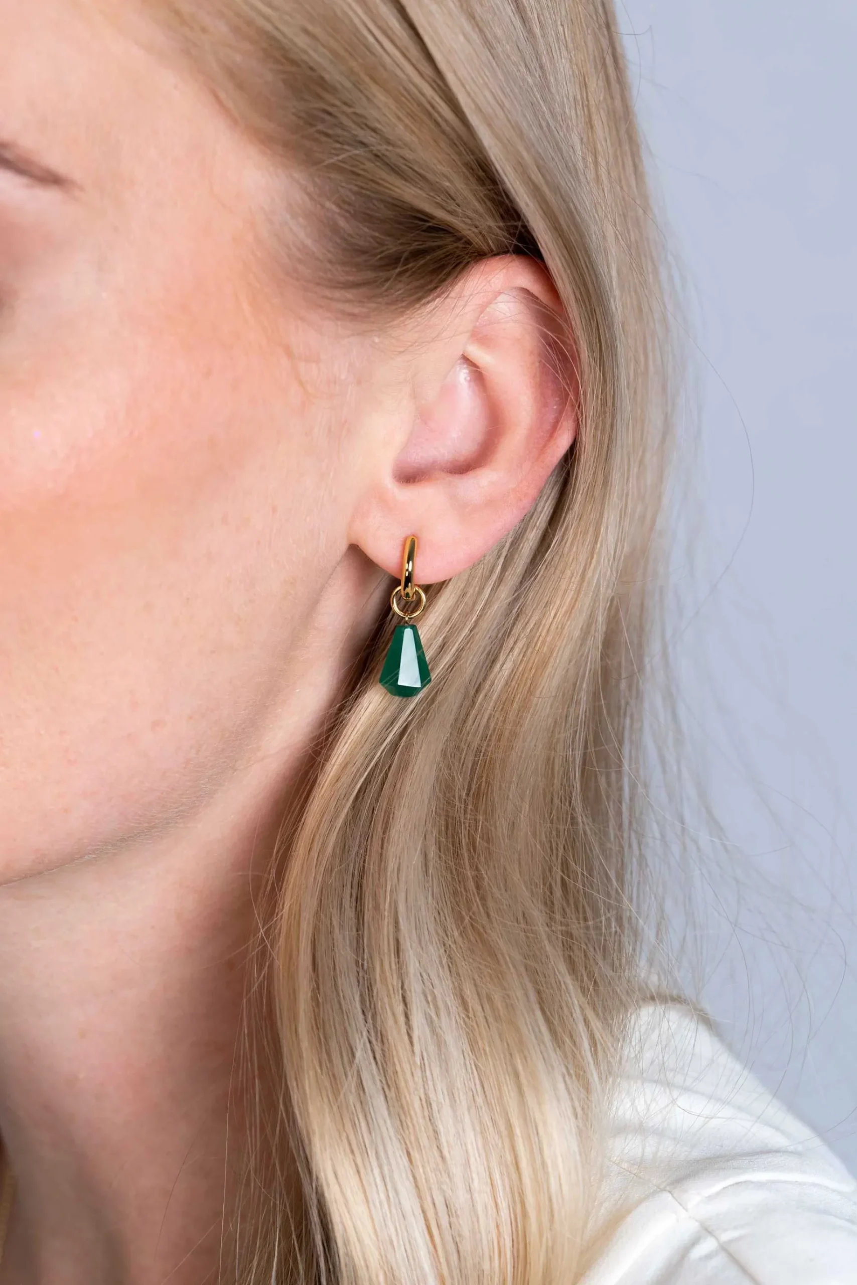 ZINZI zilveren oorbedels 14K geel verguld in kegelvorm met groen agaat 8mm ZICH2256G (zonder oorringen)