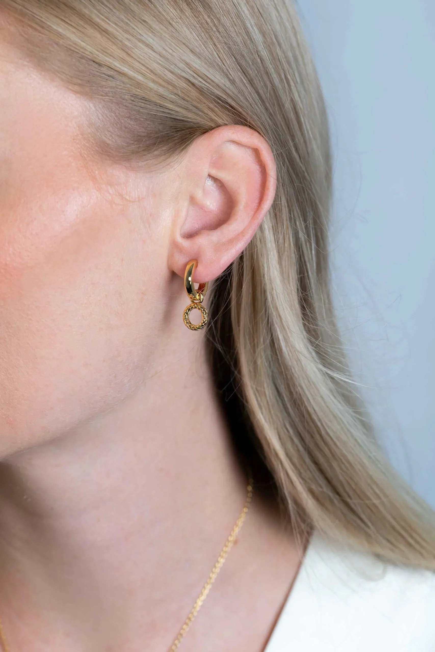 ZINZI zilveren oorbedels 14K geel verguld rond met touw-effect 10mm ZICH2246G (zonder oorringen)