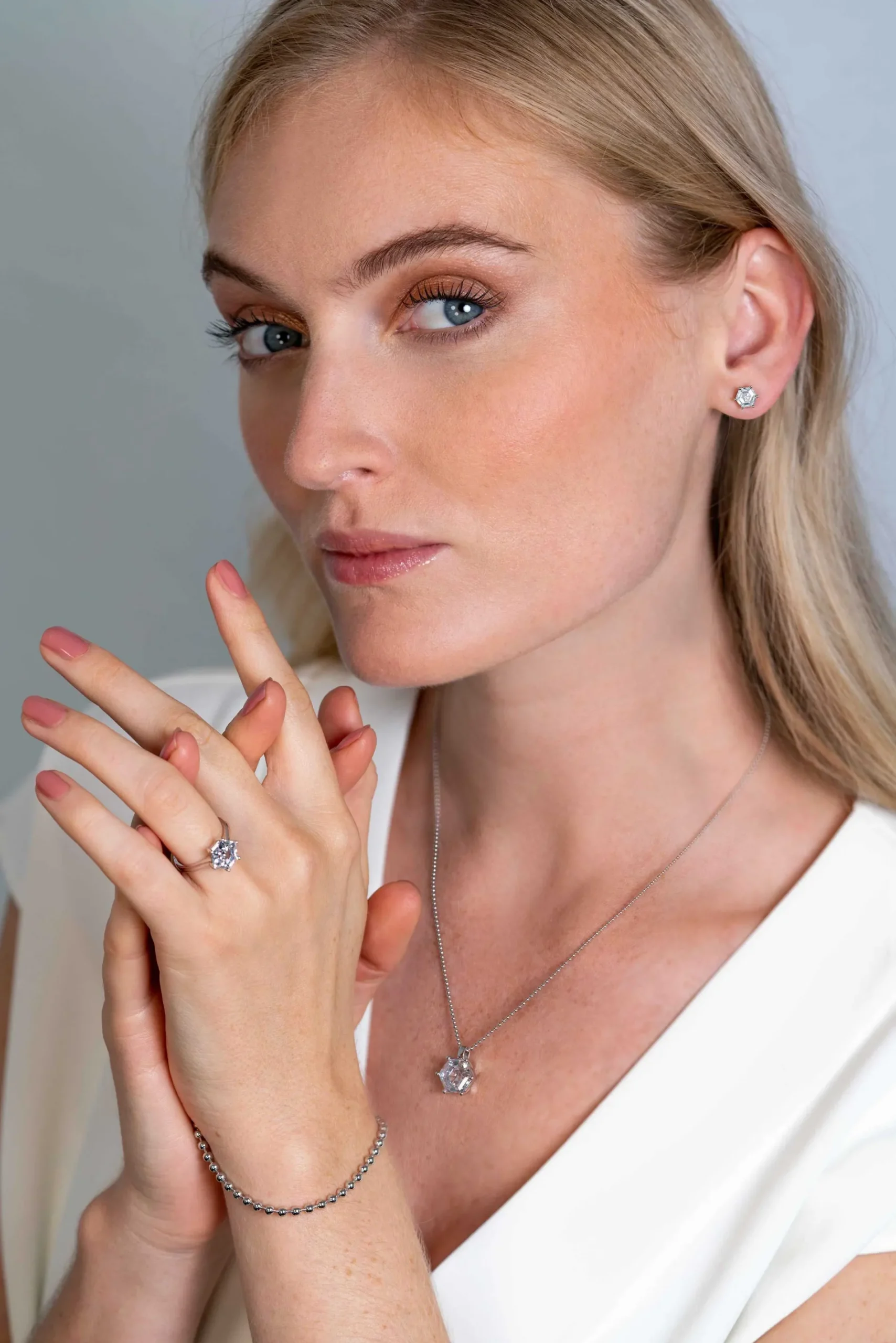 ZINZI zilveren oorknoppen zeshoek met witte zirconia 7mm ZIO2259