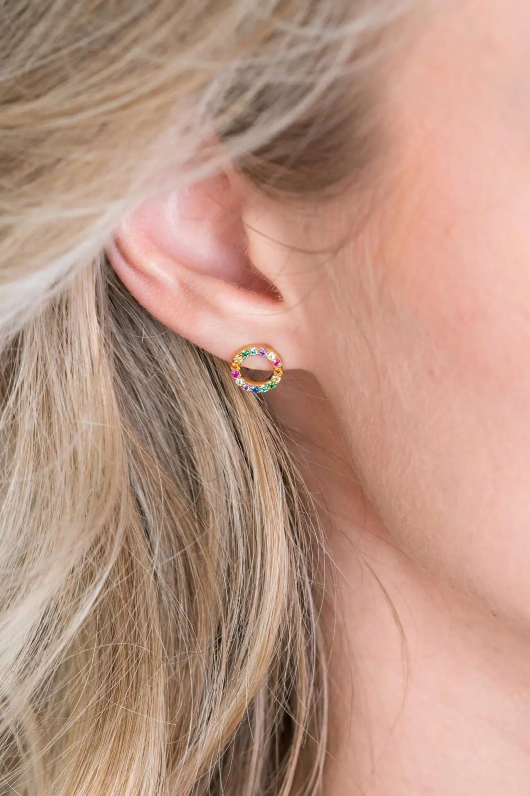 ZINZI zilveren oorknoppen 14K geel verguld 8mm bezet regenboog ZIO2170
