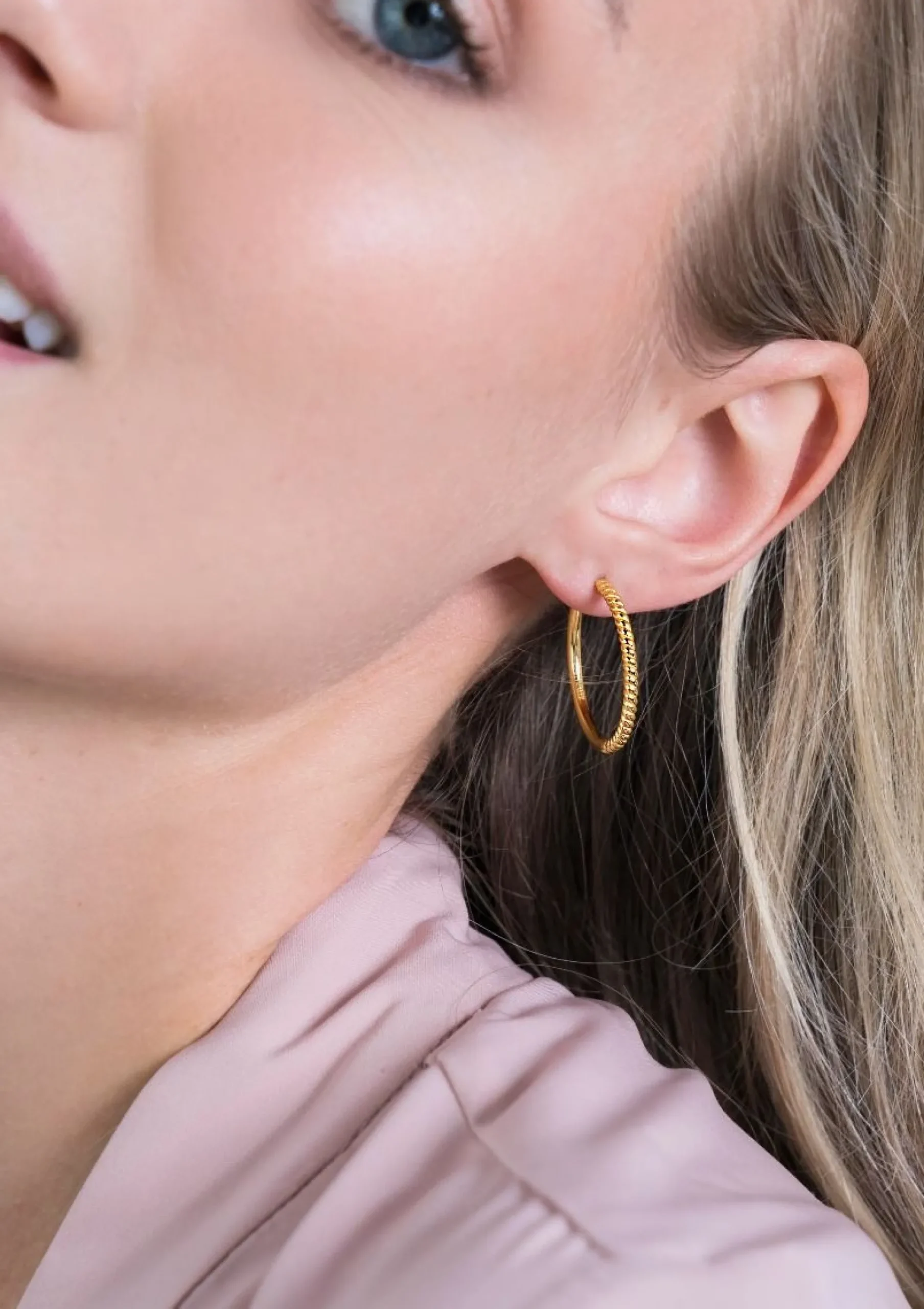 ZINZI zilveren oorringen 14K geelverguld gedraaid motief 25 x 2mm ZIO2129G