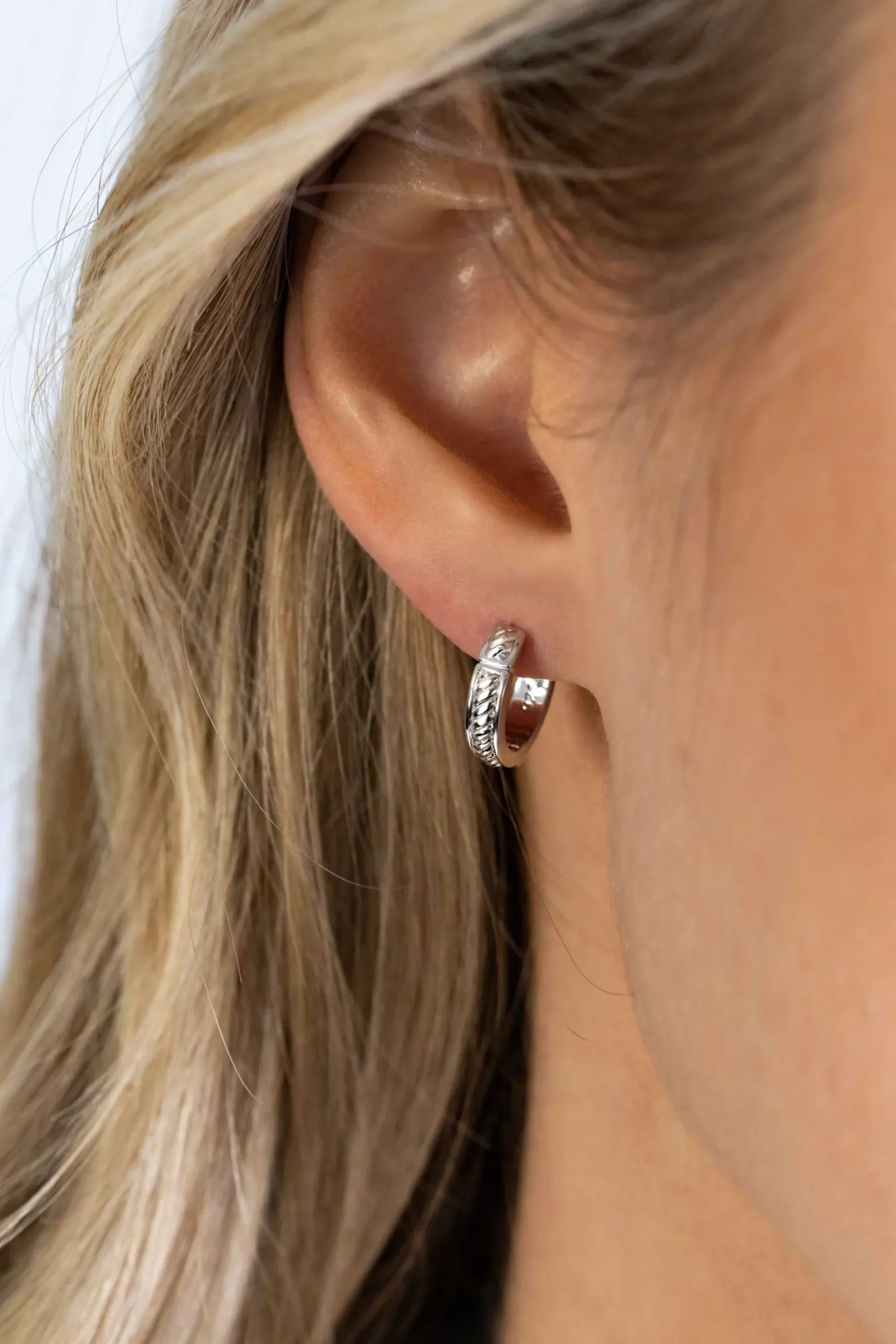 ZINZI zilveren oorringen (13mm), met gedraaide bewerking en luxe scharniersluiting ZIO2395