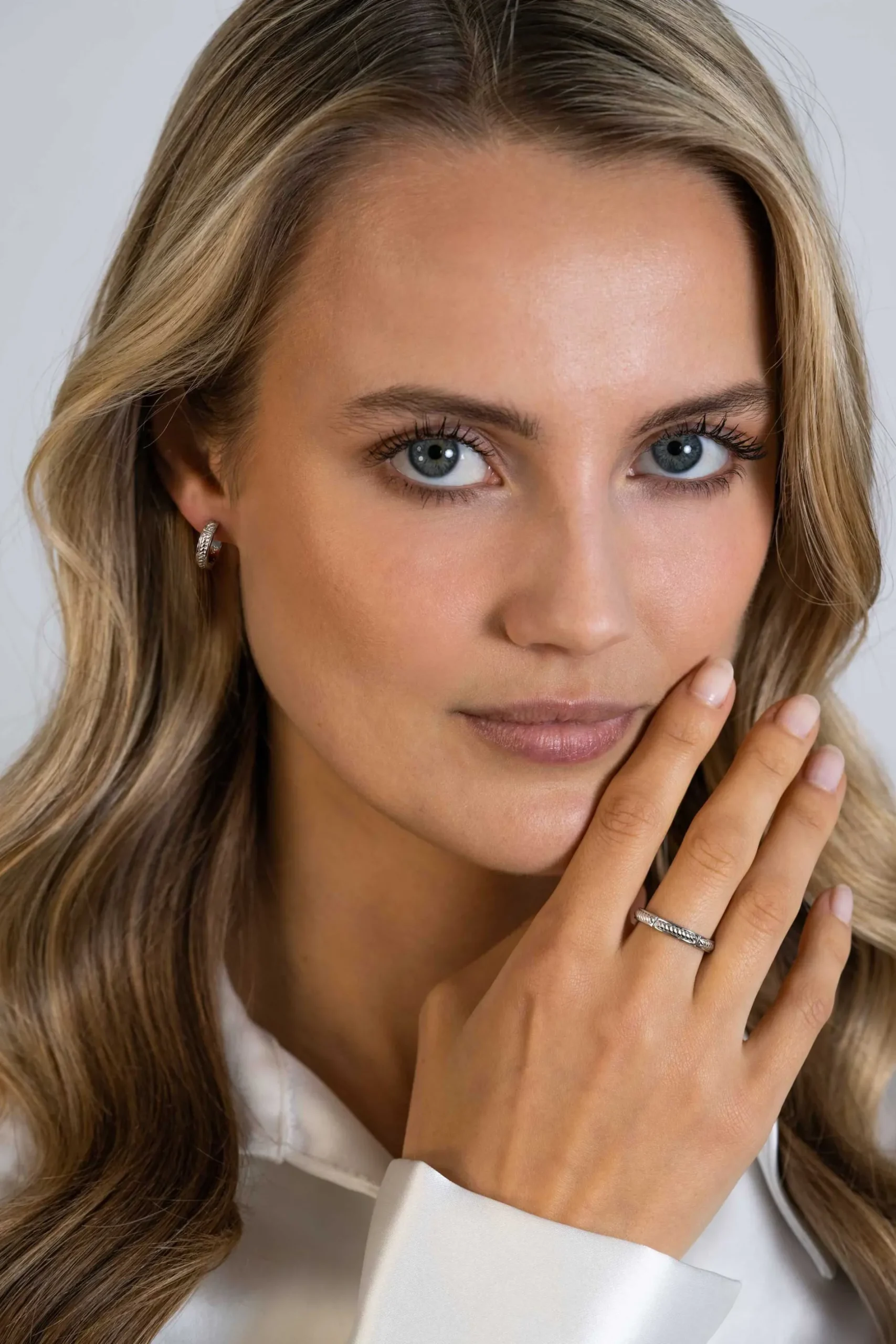 ZINZI zilveren oorringen (13mm), met gedraaide bewerking en luxe scharniersluiting ZIO2395